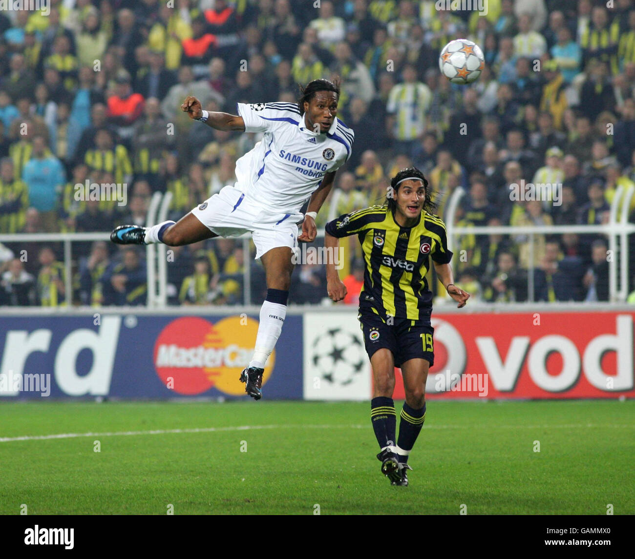 Football - UEFA Champions League - quart de finale - première étape - Fenerbahce v Chelsea - Sukru Saracoglu Stadium.Didier Drogba (à gauche), de Chelsea, se dirige vers le haut lors du match de la finale de la première jambe de la Ligue des champions au stade Sukru Saracoglu, à Istanbul. Banque D'Images