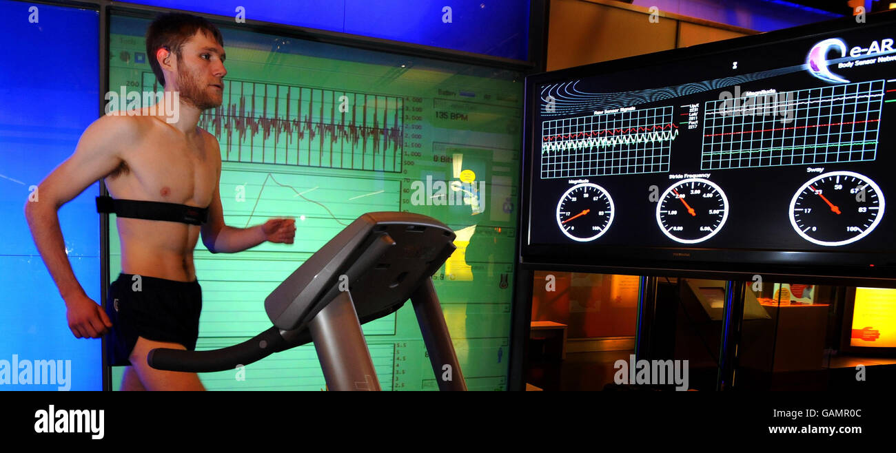 Un coureur présente des gadgets hi-tech, qui surveillent les changements physiologiques pendant l'exercice pour le bénéfice de l'entraînement sportif.Il est présenté au Science Museum de Londres. Banque D'Images