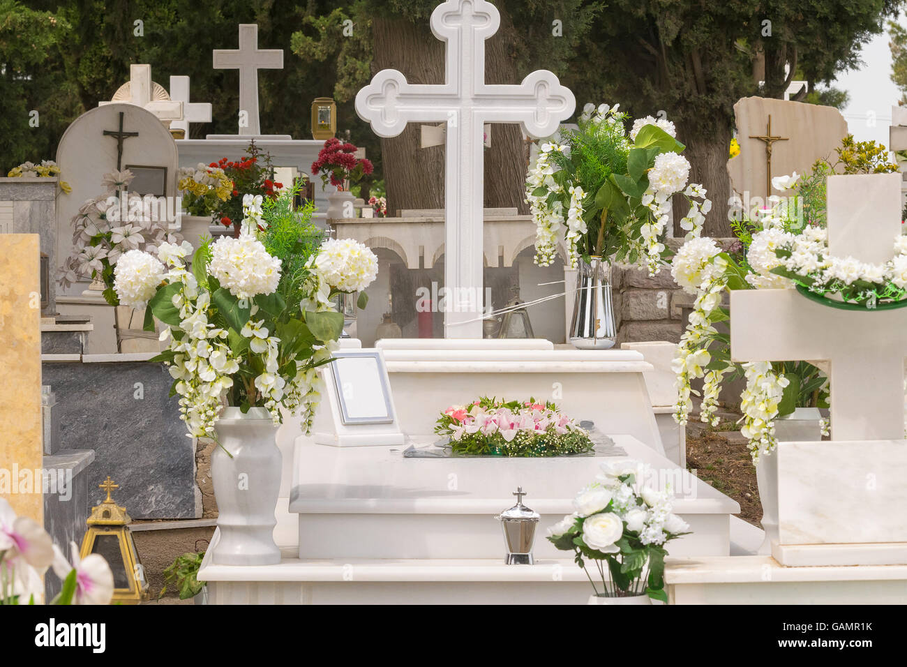 Tombe avec des fleurs sur un cimetière. Banque D'Images