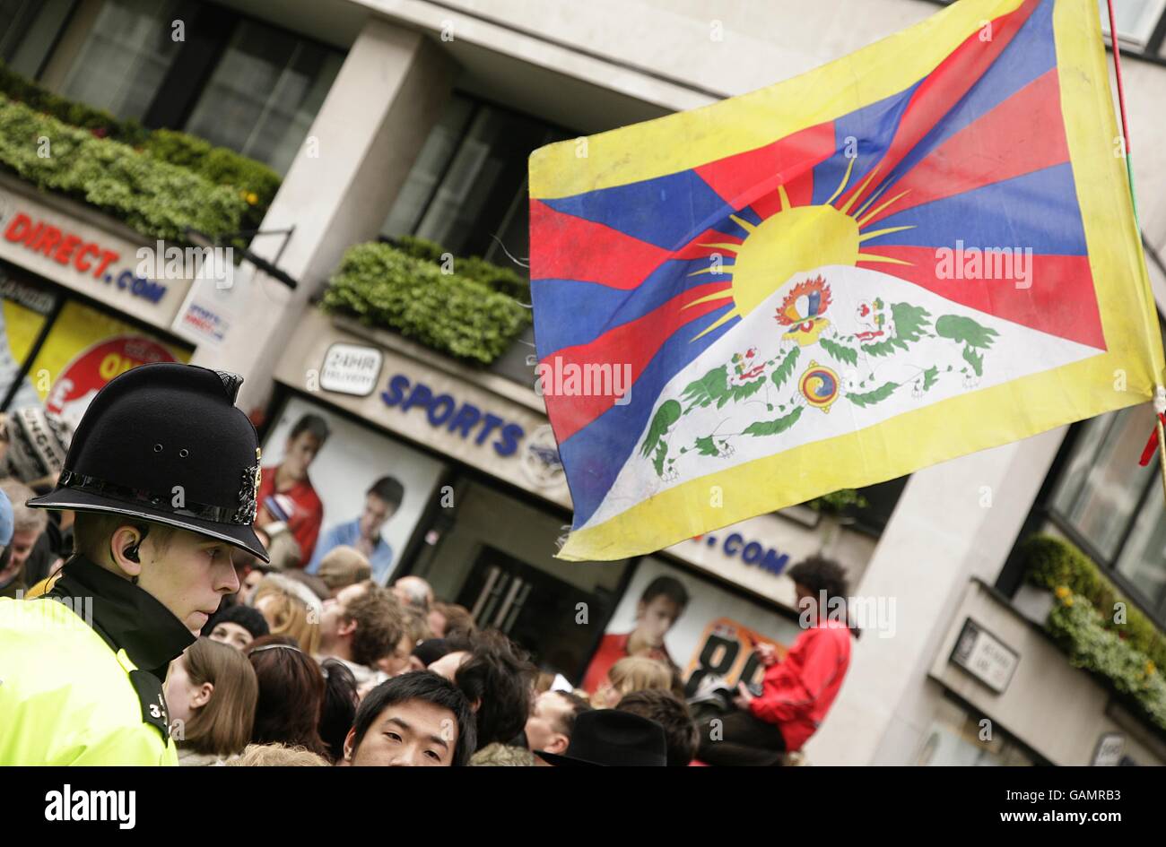 Les manifestants manifestent alors que la torche quitte le quai Westmister lors du relais de la torche des Jeux Olympiques de Beijing à Londres. Banque D'Images