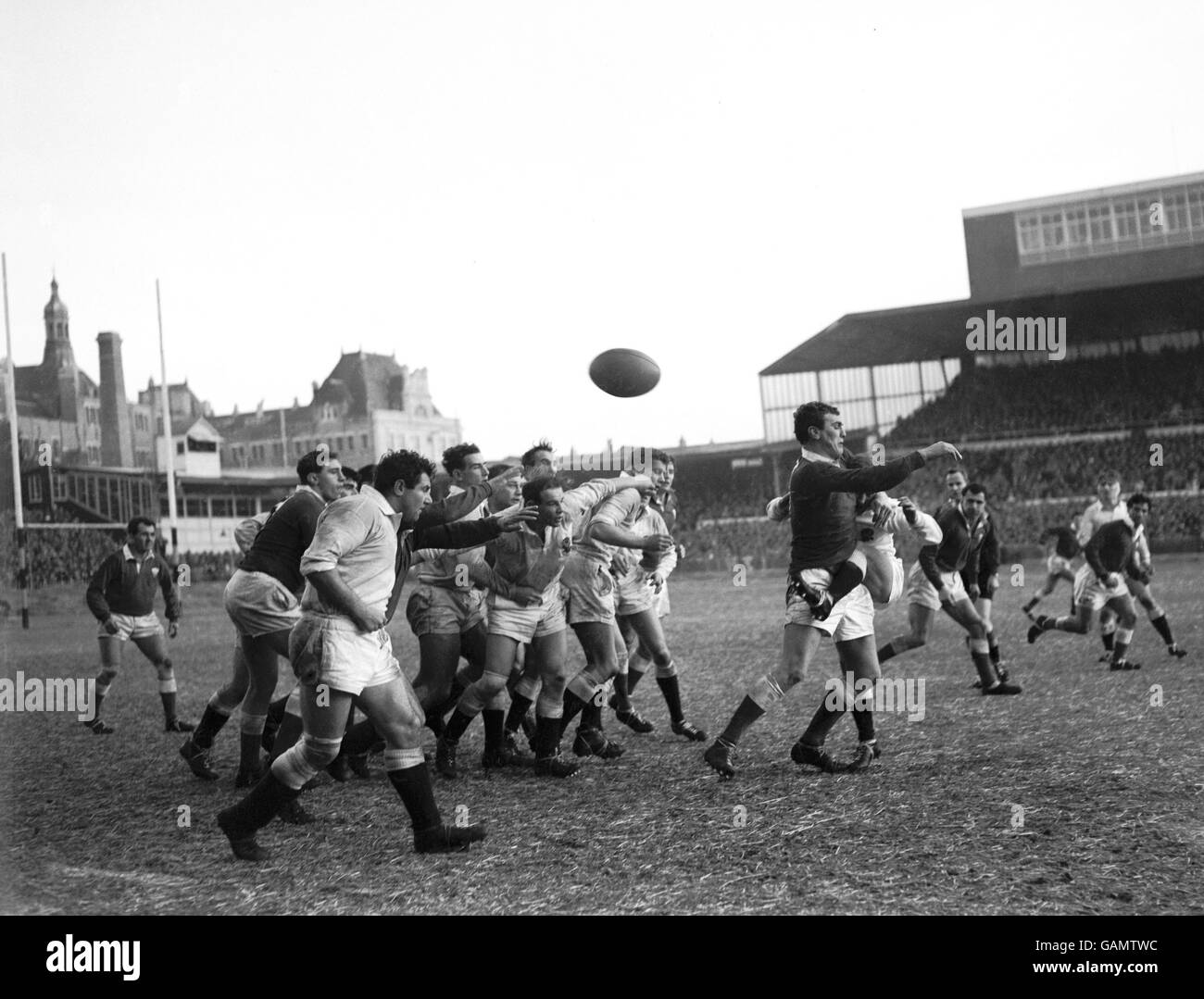 Rugby Union - Championnat des cinq nations - pays de Galles / Angleterre.Simon Clarke (r), en Angleterre, s'attaque à Brian Thomas (deuxième r), au pays de Galles. Banque D'Images