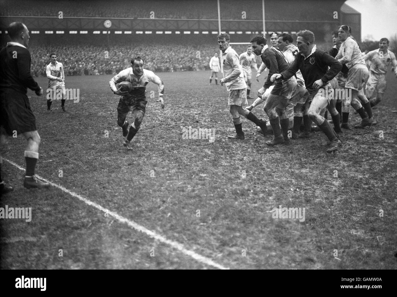 Rugby Union - Championnat des cinq nations - Angleterre / Irlande.Dickie Jeeps (l), en Angleterre, fait une pause sur le côté étroit Banque D'Images
