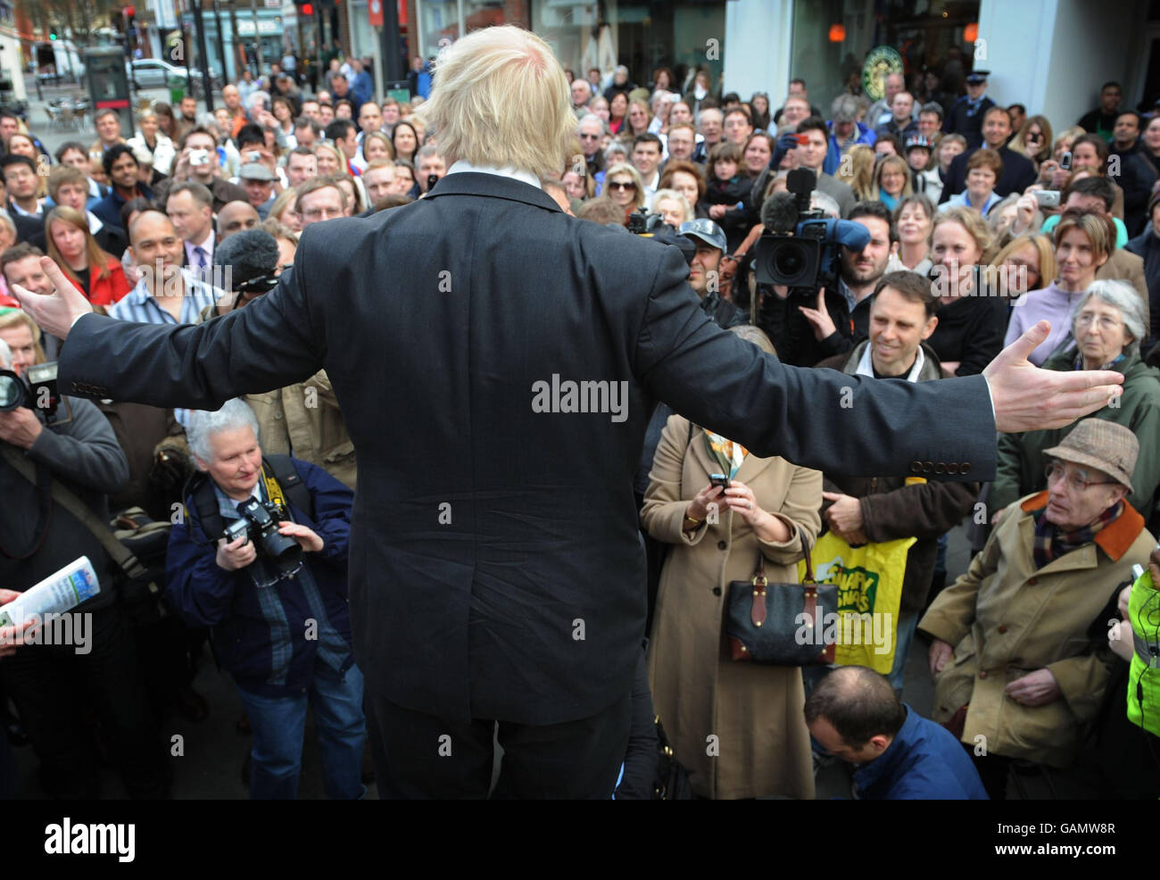 Le candidat conservateur du maire de Londres Boris Johnson parle aux acheteurs de Richmond, avant les élections de la Mayoral et de l'Assemblée de Londres. Banque D'Images