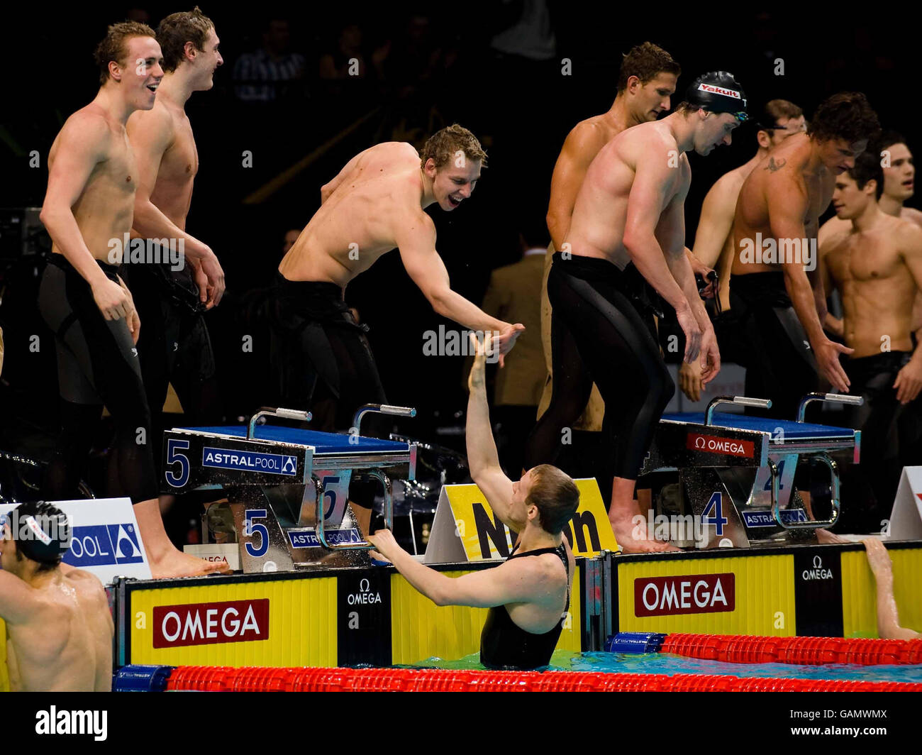 Grande-Bretagne 4 x 200 mètres freestyle relay équipe Robert Renwick, Andrew Hunter, David Carry et Ross Davenport célèbrent la victoire de l'argent lors des Championnats du monde de court-course de la FINA à la MEN Arena, Manchester. Banque D'Images