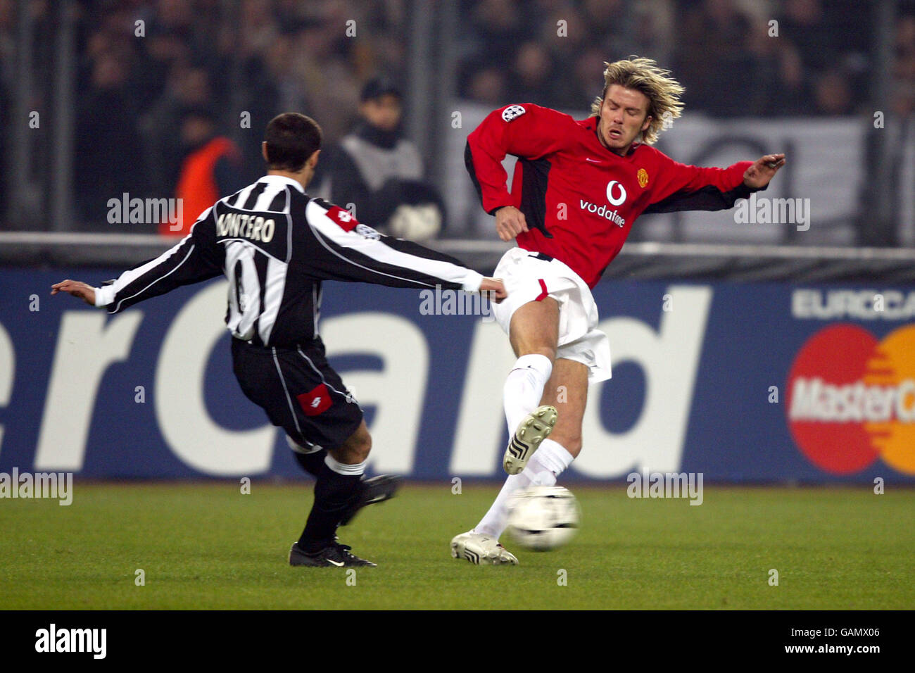 Football - Ligue des champions de l'UEFA - Groupe D - Juventus / Manchester United.Paolo Montero de Juventus s'attaque à David Beckham de Manchester United Banque D'Images