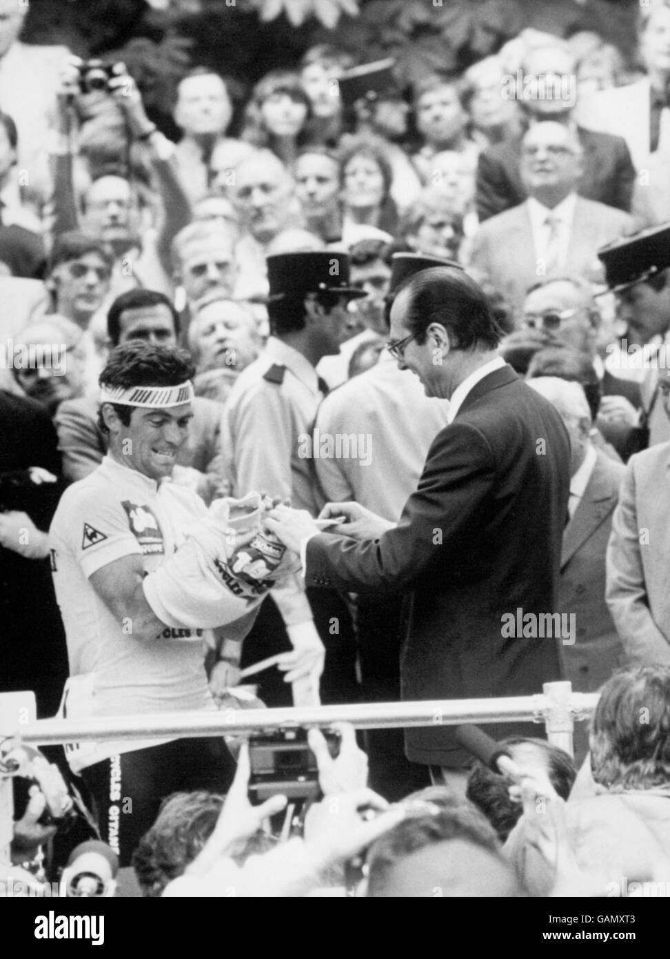 Cyclisme - 69e Tour de France - 21e étape - Fontenay sous Bois à Paris champs Elysées.Bernard Hinault tire avec enthousiasme sur le dernier maillot jaune du Tour de France 1982 après avoir remporté la dernière étape pour assurer son quatrième Tour Banque D'Images