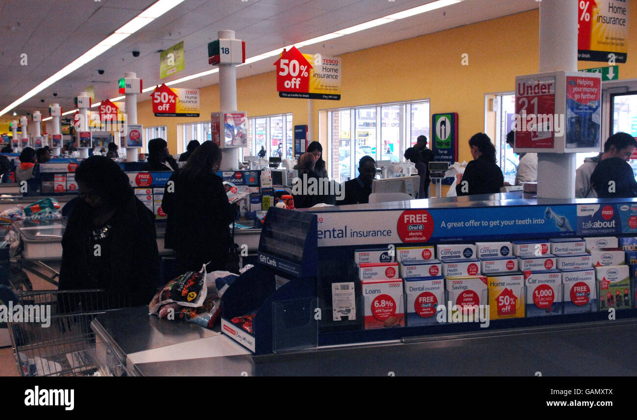 Une vue générale de l'intérieur du magasin Tesco sur Old Kent Road, Londres, alors que la chaîne d'alimentation annonçait une hausse de 11.8 % des bénéfices annuels aujourd'hui. Banque D'Images