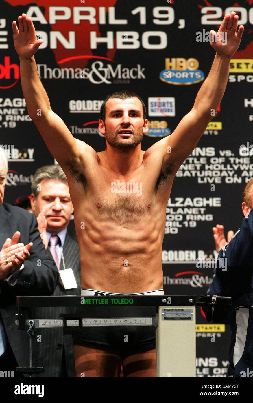 Joe Calzaghe, champion du monde de Grande-Bretagne à Planet Hollywood, regarde les fans gallois à l'hôtel Weigh-In de Planet Hollywood avant le match de samedi à Las Vegas. Banque D'Images