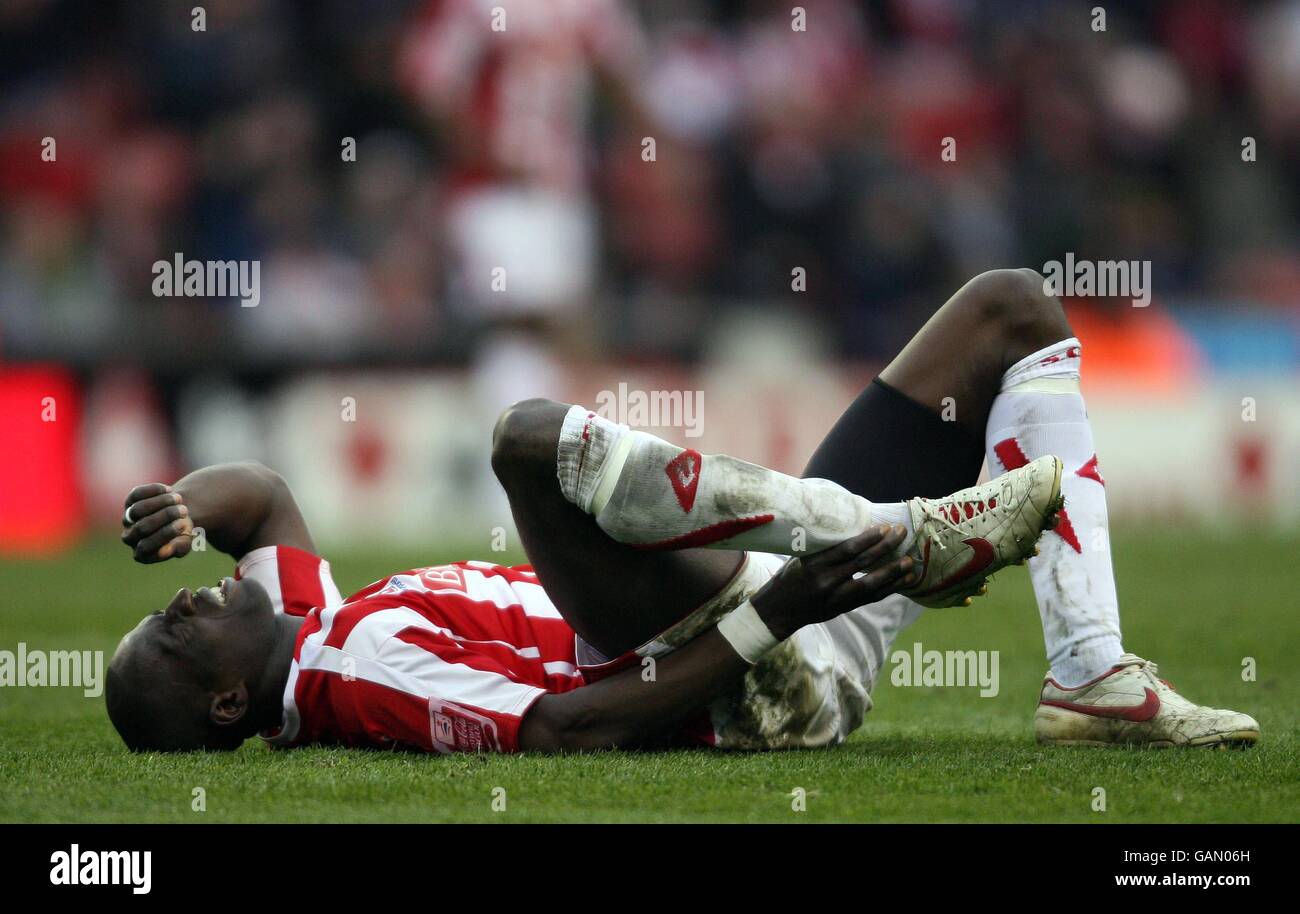 Mamady Sidibe, le buteur de buts de Stoke City, est blessé avant de descendre sur une civière pendant le match de championnat Coca-Cola au stade Britannia, Stoke. Banque D'Images