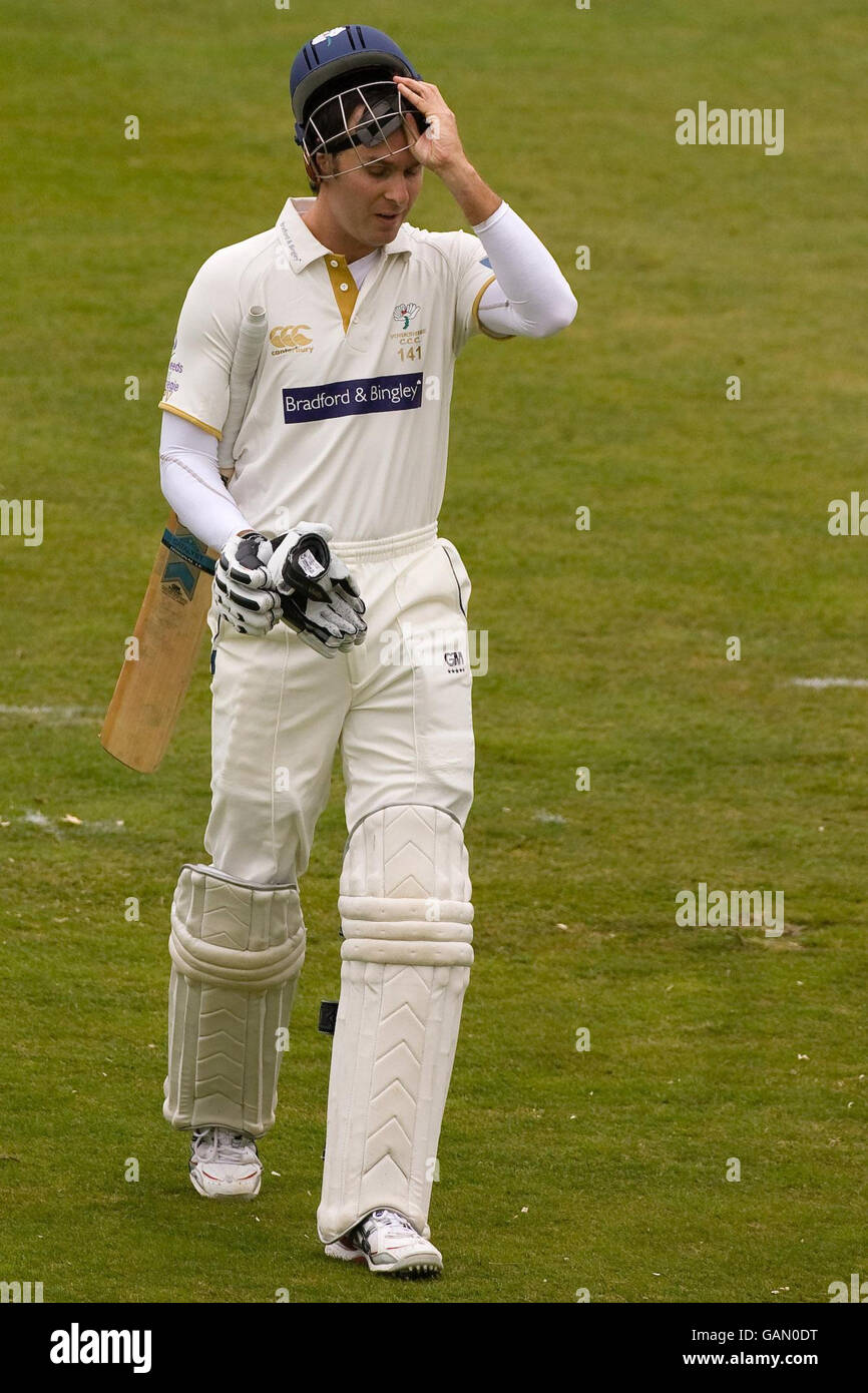 Michael Vaughan, du Yorkshire, quitte le terrain après avoir été pris par Greg Lamb, du Hampshire, lors du bowling de Shane Bond pendant 19 courses lors du match de la LV County Champonship Division One à Headingley Carnegie, Leeds. Banque D'Images