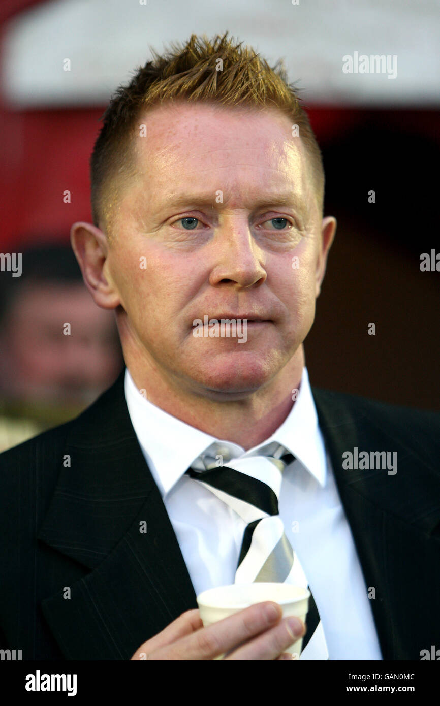 Football - Blue Square Premier League - Aldershot Town v Weymouth - le terrain de loisirs.Gary Waddock, directeur de la ville d'Aldershot Banque D'Images