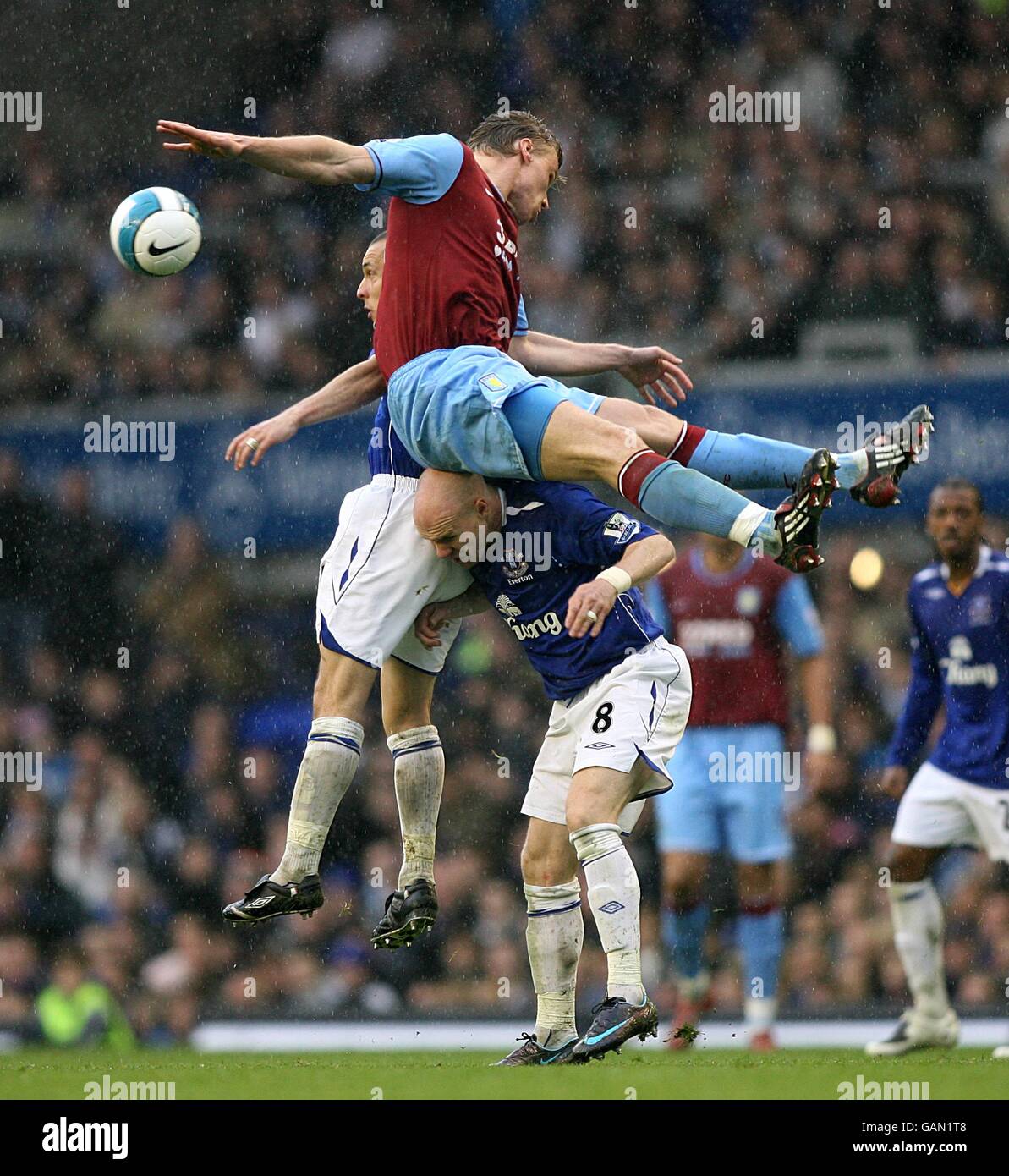 Football - Barclays Premier League - Everton / Aston Villa - Goodison Park.Martin Laursen, d'Aston Villa, lutte pour le bal dans les airs avec Andrew Johnson (8) et Leon Osman, d'Everton Banque D'Images