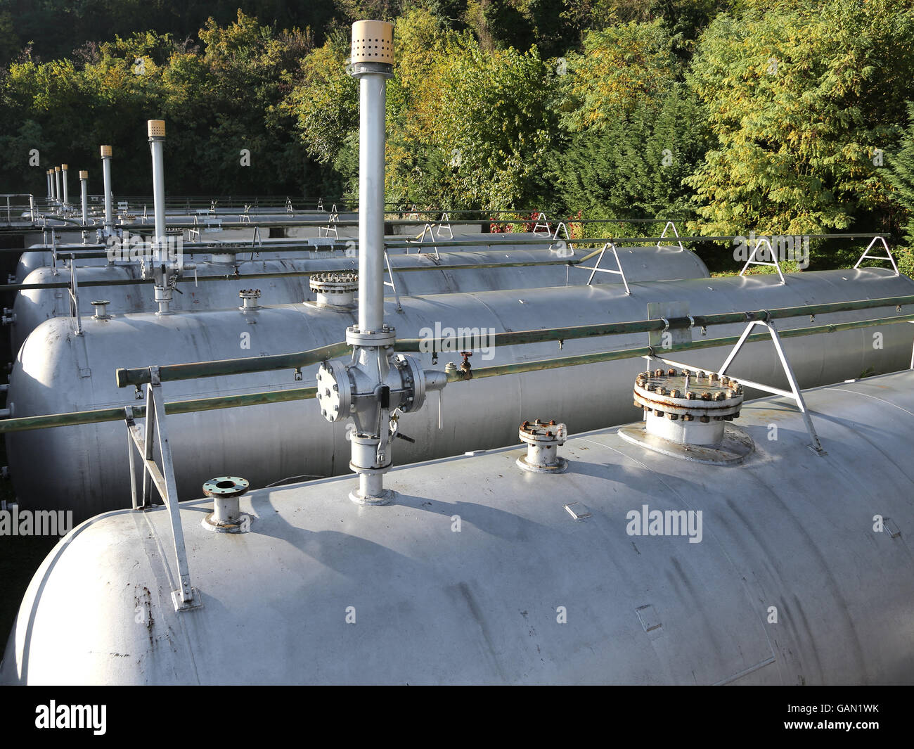 De nombreux gaz géant des récipients à pression pour le stockage de gaz inflammables dans la zone restreinte de la raffinerie production de carburant Banque D'Images