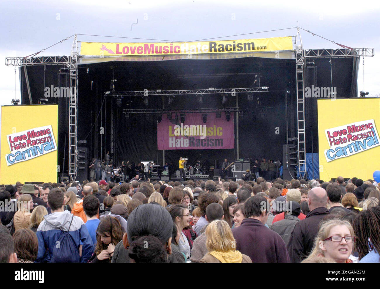 Rock band, Hard-Fi, se produire au festival Love Music Hate racisme 2008 à Victoria Park, Londres. Banque D'Images