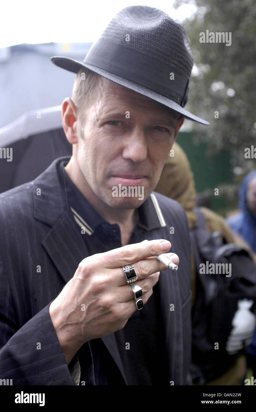 Ancien guitariste de basse avec The Clash, Paul Simonon, au festival Love Music Hate racisme 2008 à Victoria Park, Londres. Banque D'Images