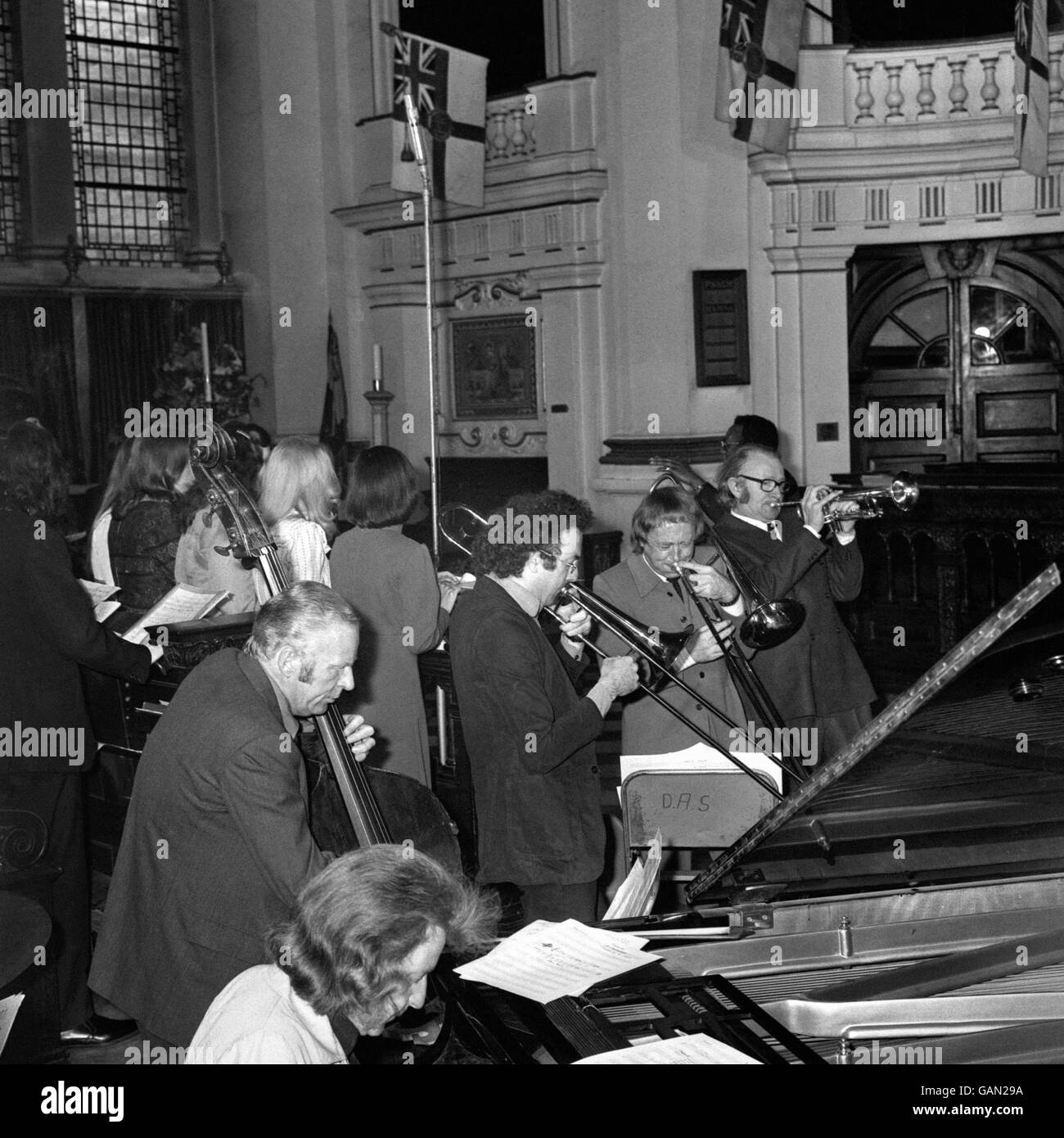 Un hommage musical impromptu au duc Ellington, décédé en mai 1974, par des musiciens dont Humphrey Lyttelton (trompette droite) à la suite d'un service commémoratif au chef de bande américain - compositeur à St. Martin-in-the-Fields. Banque D'Images