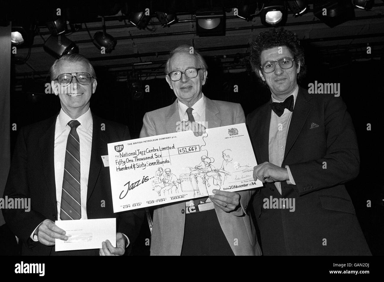 Jazzman, Humphrey Lyttelton (au centre) a reçu un chèque pour le Centre national de jazz dont il a été directeur de Lord Gowrie, ministre des Arts (à droite) et Sir Peter Walters, président de BP. Il s'agissait du premier prix décerné par le régime d'encouragement aux commandites d'entreprises du gouvernement pour encourager le soutien des arts par les entreprises. BP a donné les trois quarts de l'argent et le gouvernement le reste. Banque D'Images