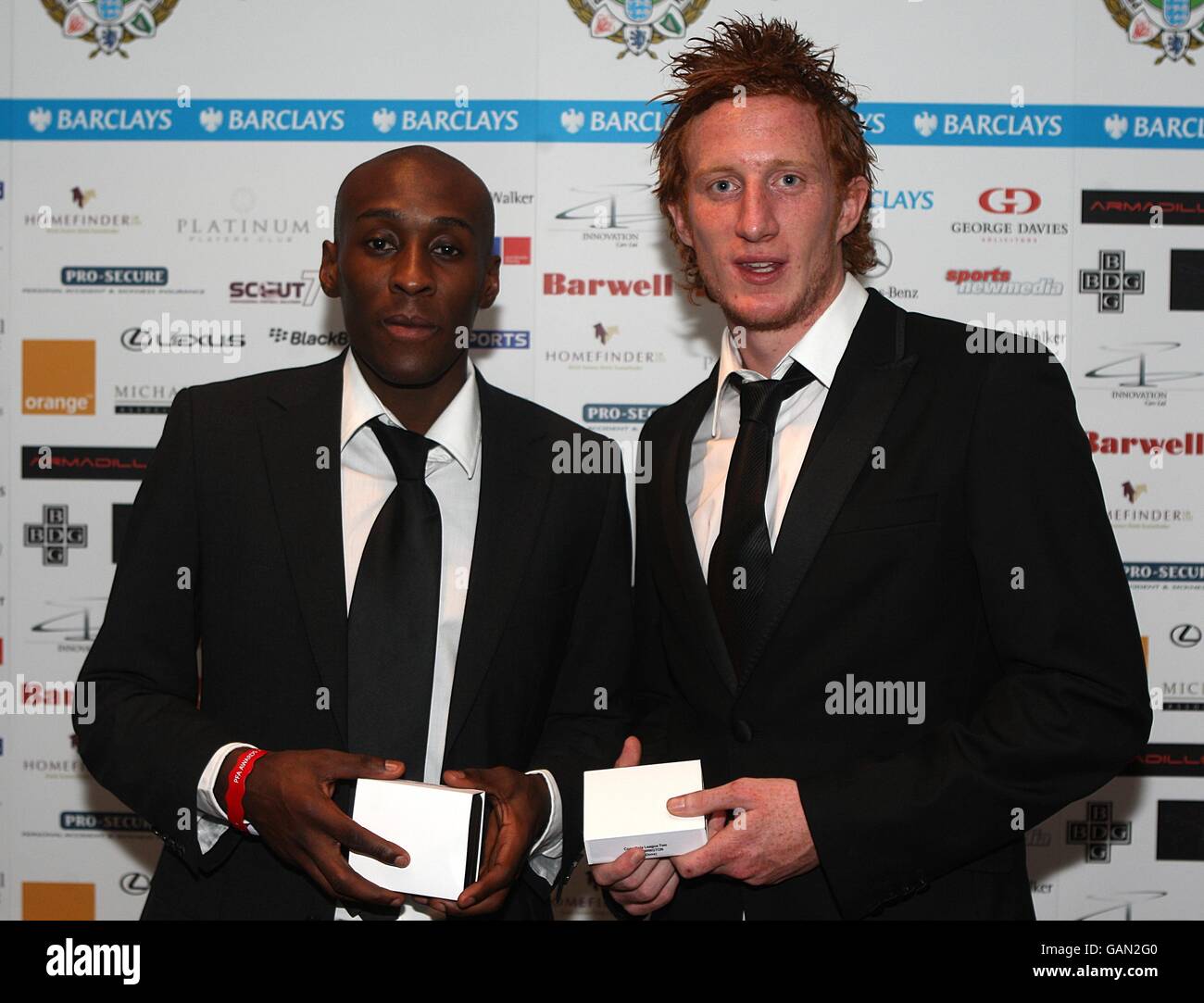 Lloyd Dyer de Milton Keynes et Dean Lewington (r) avec leurs prix pour l'équipe divisionnaire de l'année (Ligue 2) aux PFA Player of the Year Awards 2008 à l'hôtel Grosvenor House, Londres. Banque D'Images