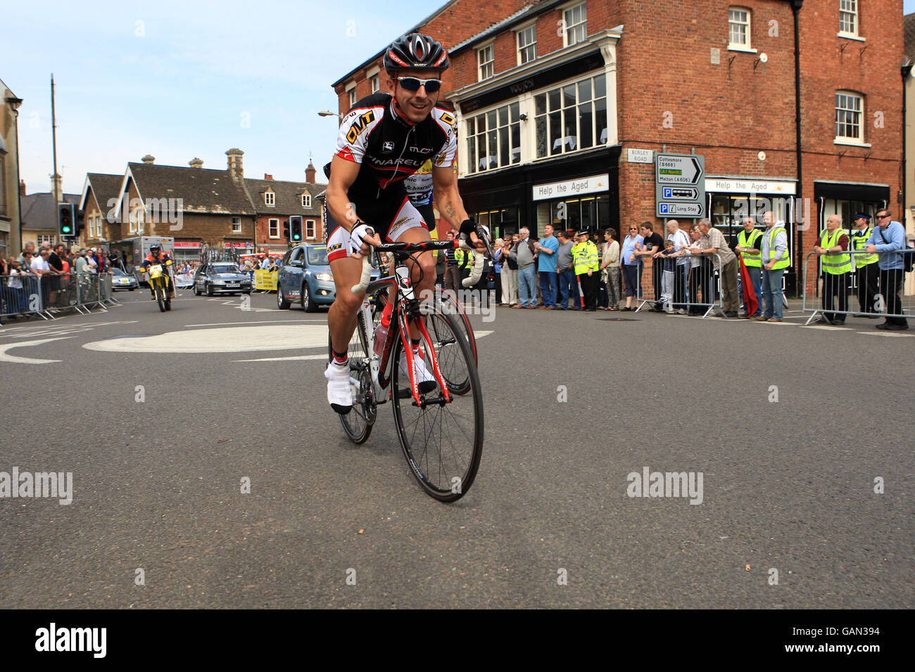 Cyclisme - East Midlands International CiCLE Classic.Une vue générale de l'action pendant l'est Midlands International CiCLE Classic que les cavaliers quittent Oakham Market place Banque D'Images