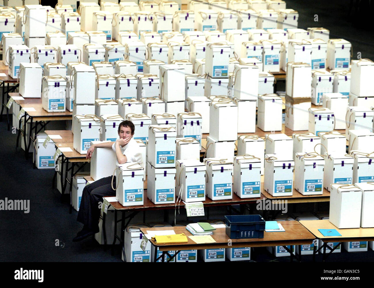 Un opérateur de scanner est assis parmi les urnes du centre de comptage d'Olympia à Londres, où les votes sont comptés électroniquement pour la première fois. Banque D'Images