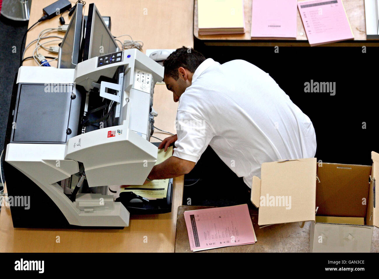 Les votes sont comptés à l'aide de machines électroniques pour la première fois au centre de comptage Olympia de Londres. Banque D'Images