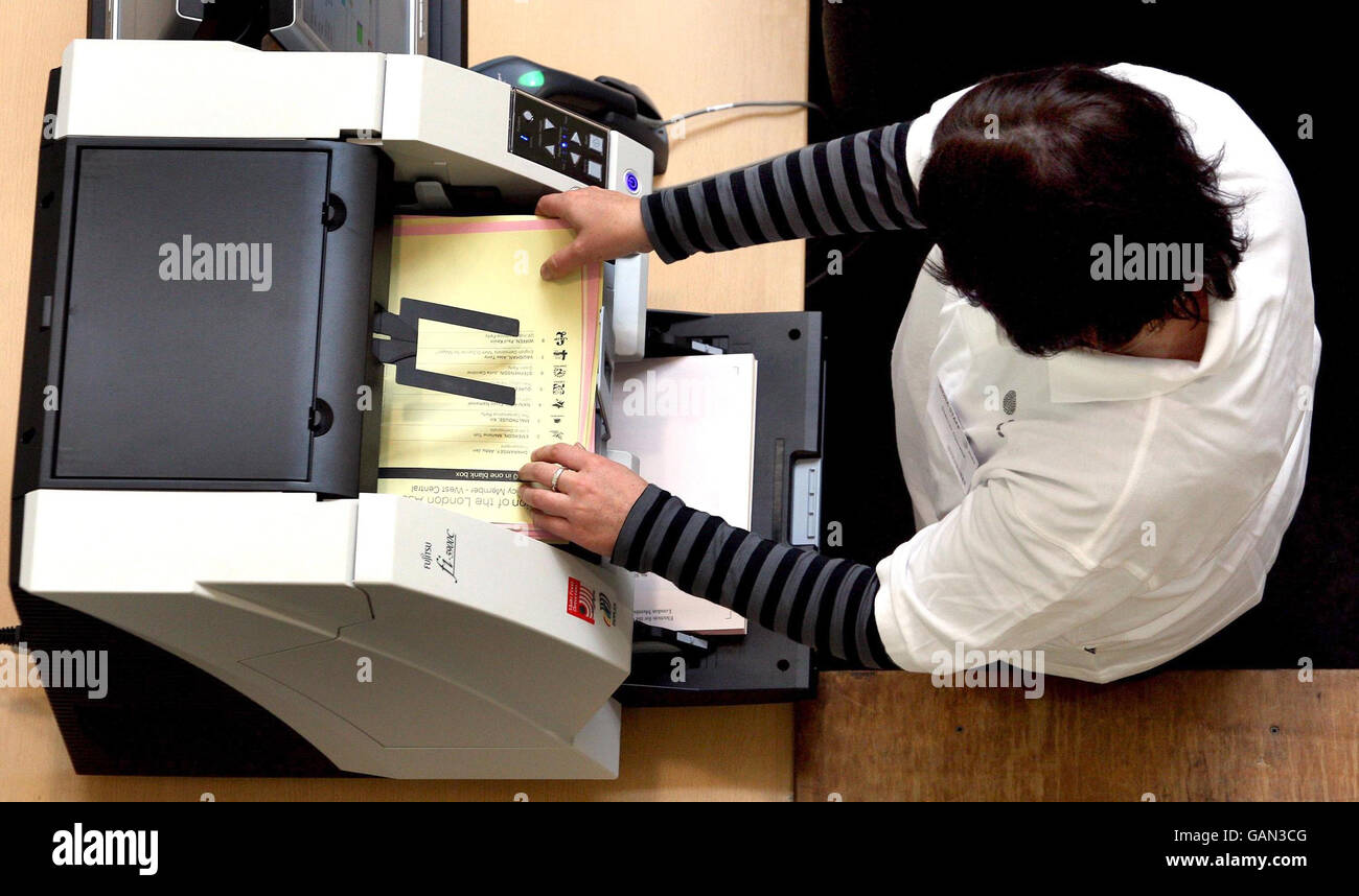 Les votes sont comptés à l'aide de machines électroniques pour la première fois au centre de comptage Olympia de Londres. Banque D'Images