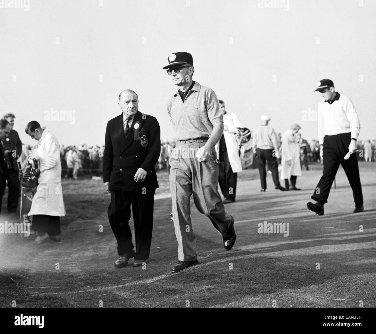 Jerry Barber, le capitaine des États-Unis, marchant du vert, suivi de son partenaire Dow Finsterwald. Banque D'Images