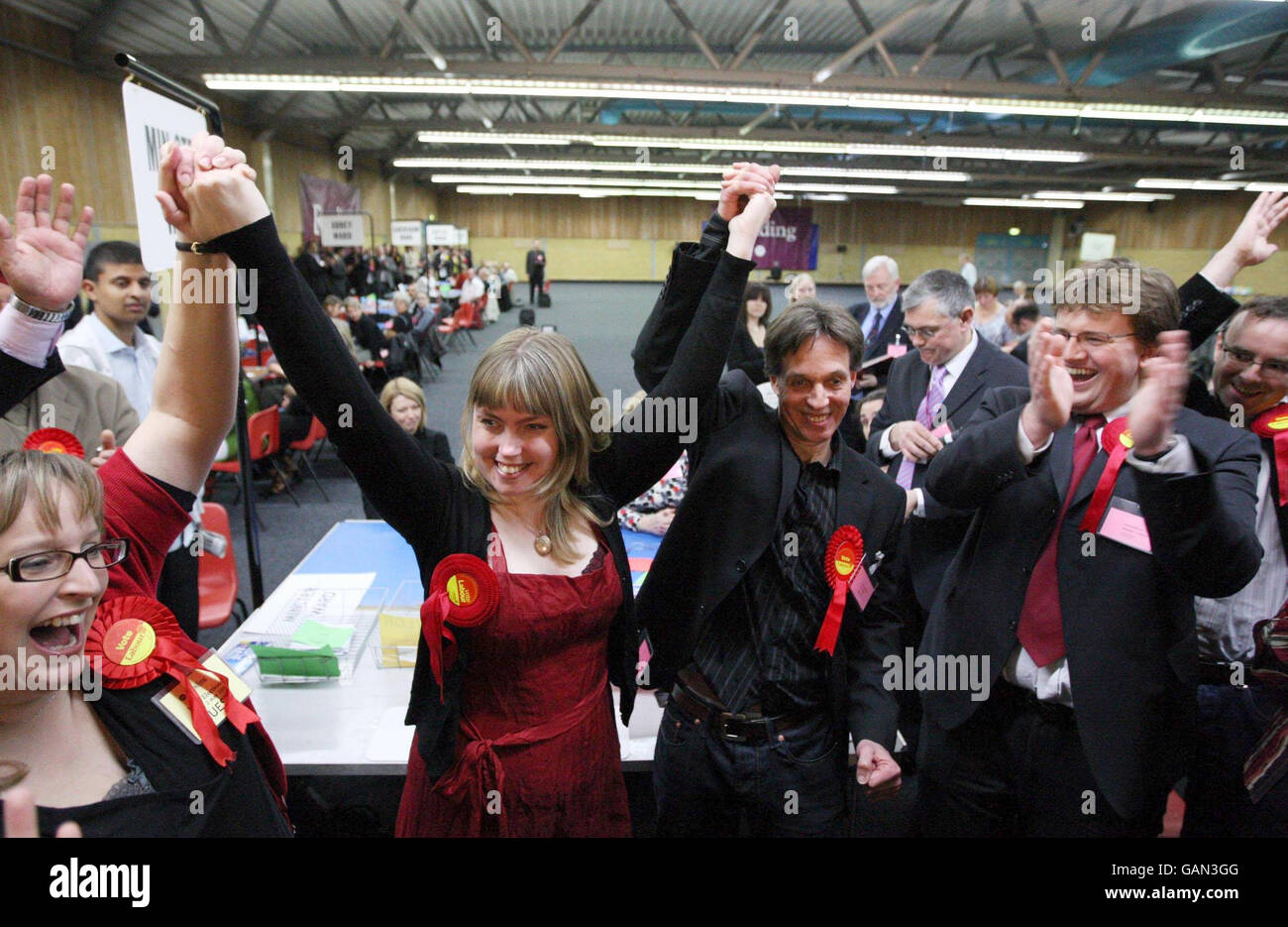 La candidate du travail Deborah Watson (deuxième à gauche) célèbre comme le résultat est annoncé dans le compte pour le quartier de Minster dans les élections locales du conseil de Reading Borough, au centre de loisirs Rivermead à Reading, Berkshire. Banque D'Images