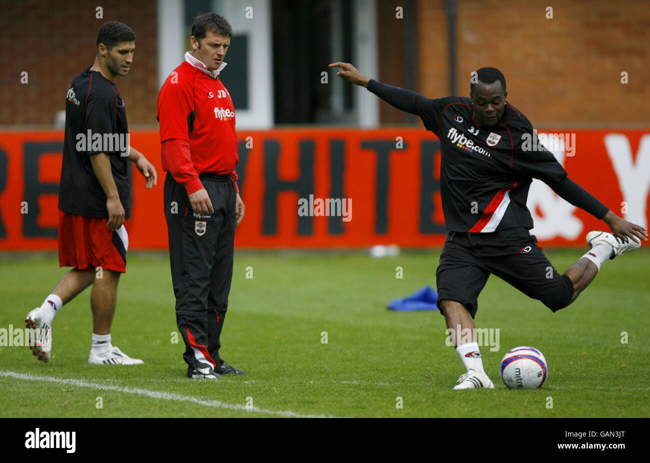 Jason Dodds, entraîneur du FC Southampton, et Youssef Safri, observent aujourd'hui le buteur Stern John en pratique de tir dans leur établissement situé à la périphérie de Southampton. Le côté du championnat de Coca Cola pourrait être relégué de la division dimanche, le dernier jour de la saison selon le résultat à la maison contre Sheffield United. Banque D'Images