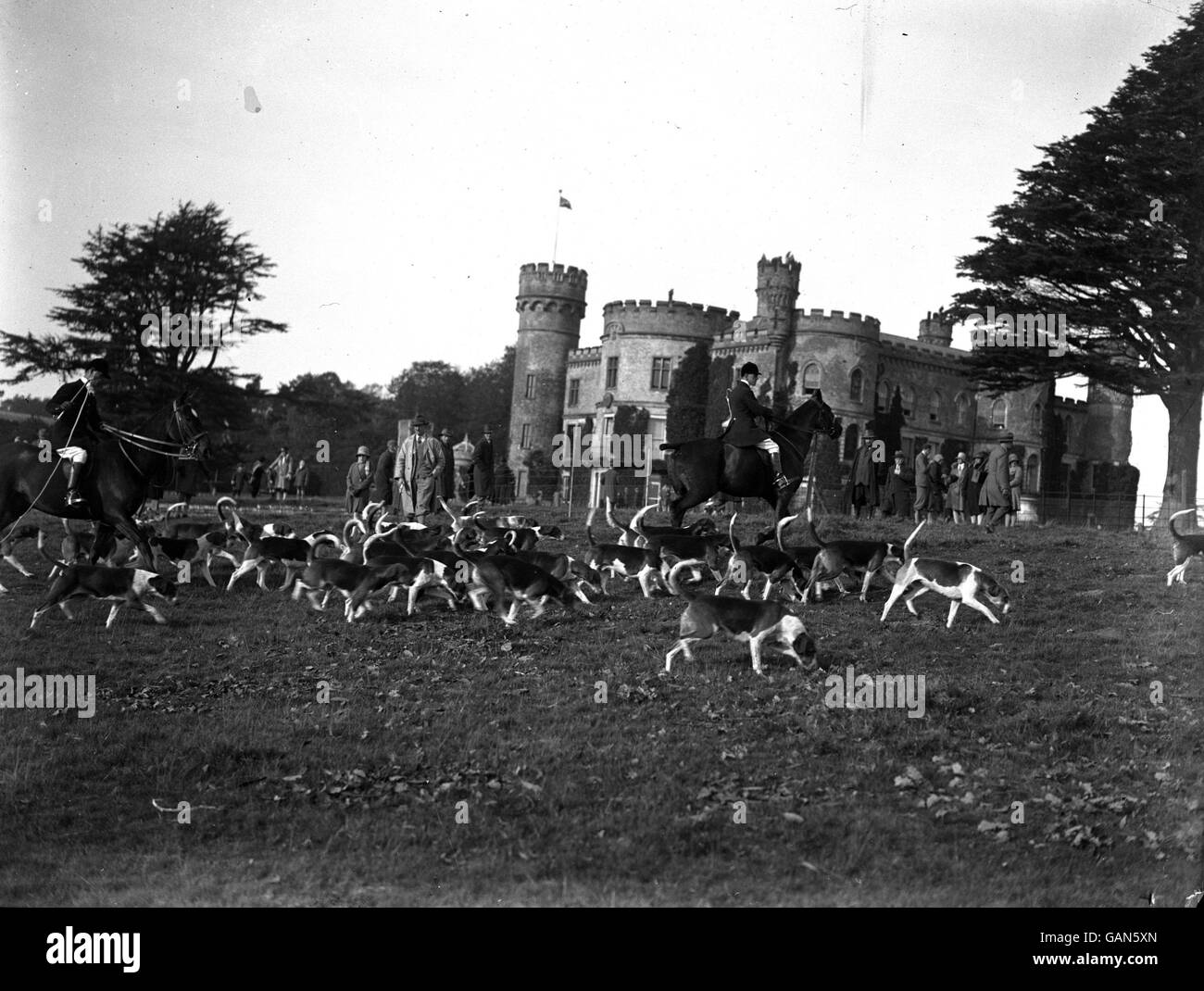 Les chasseurs et leurs chounds se rassemblent à la maison de Lord Abergarey avant le début de la chasse Banque D'Images