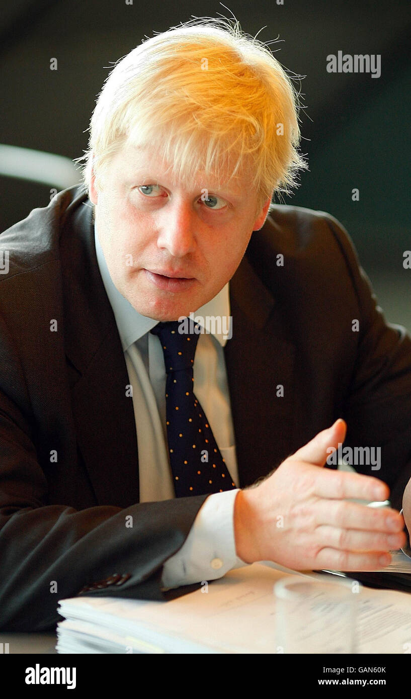 Boris Johnson, maire de Londres, et des membres du comité de vérification de l'Assemblée de Londres lors de leur réunion à l'hôtel de ville de Londres pour discuter de son point de vue sur le rapport qualité/prix et les économies d'efficacité à l'hôtel de ville. Banque D'Images