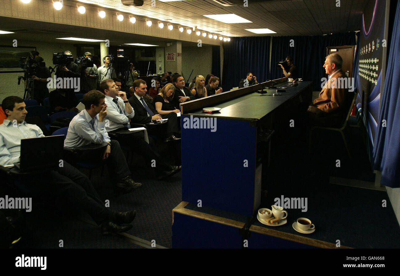 Walter Smith, directeur des Rangers, parle aux médias lors d'une conférence de presse à Ibrox lors de la dernière journée portes ouvertes de la coupe de l'UEFA. Banque D'Images