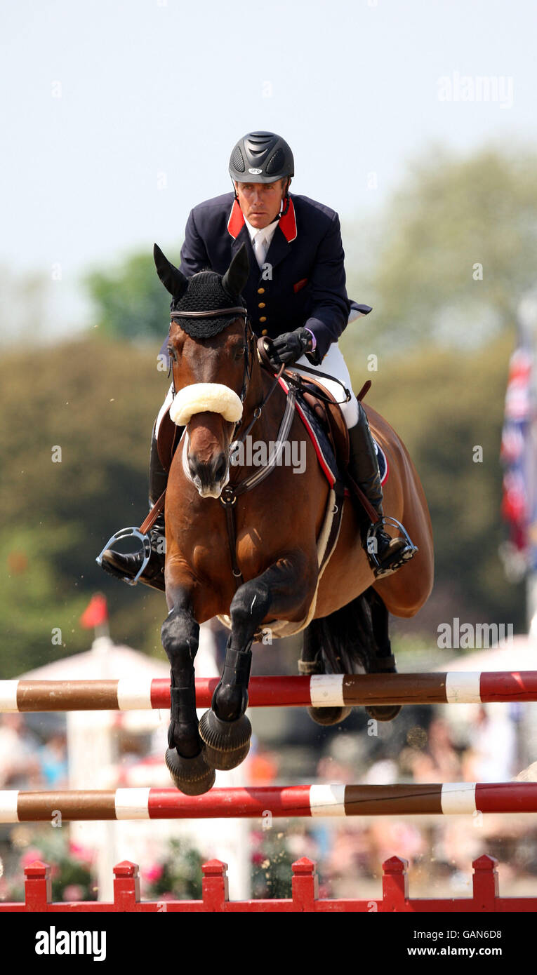 La circonscription de David McPherson en Grande-Bretagne Double Dutch participe au Grand Prix Royal Windsor au Royal Windsor Horse Show à Berkshire. Le spectacle équestre qui se trouve sur le terrain du château de Windsor a lieu du 8 mai au 11 mai. Banque D'Images