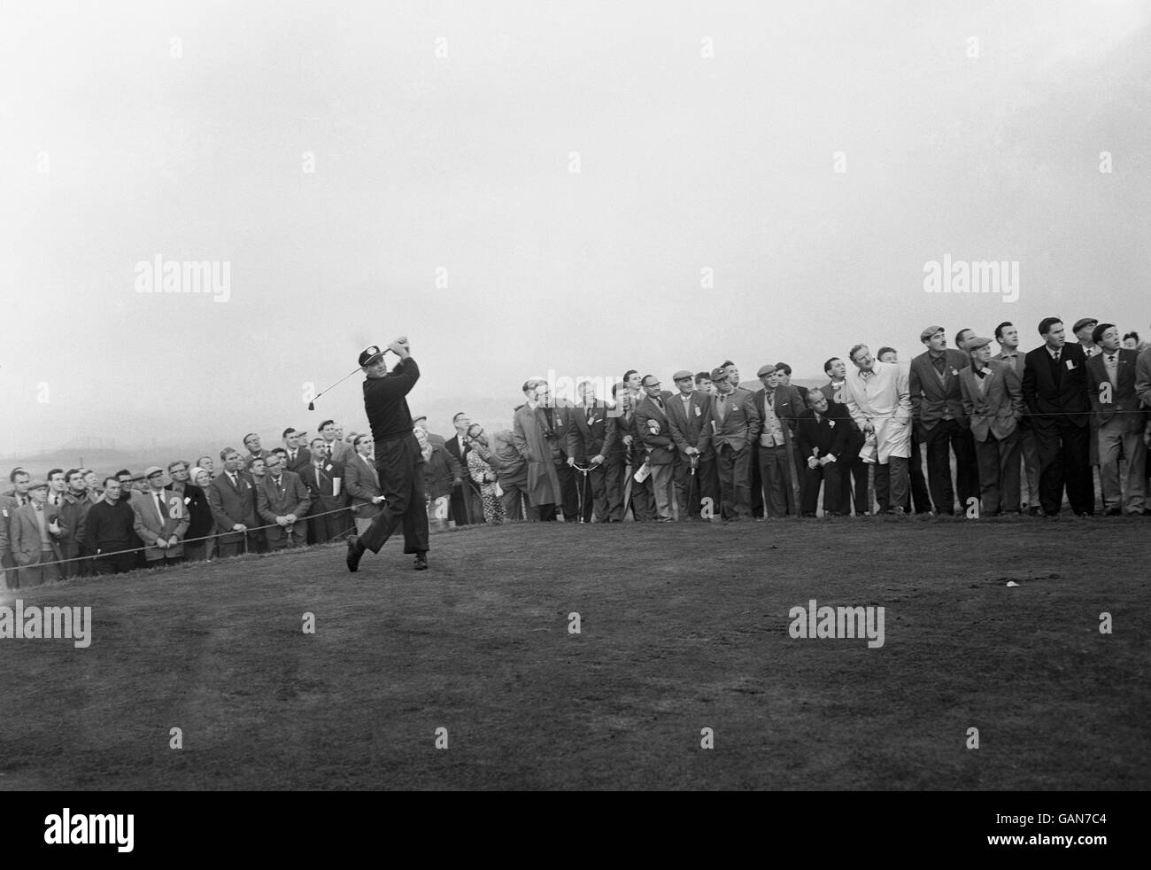 Golf - Ryder Cup - Grande-Bretagne et Irlande v USA - Royal Lytham et St Annes.Doug Ford des États-Unis jouant au 5ème tee dans son match gagnant contre Harry Weetman. Banque D'Images
