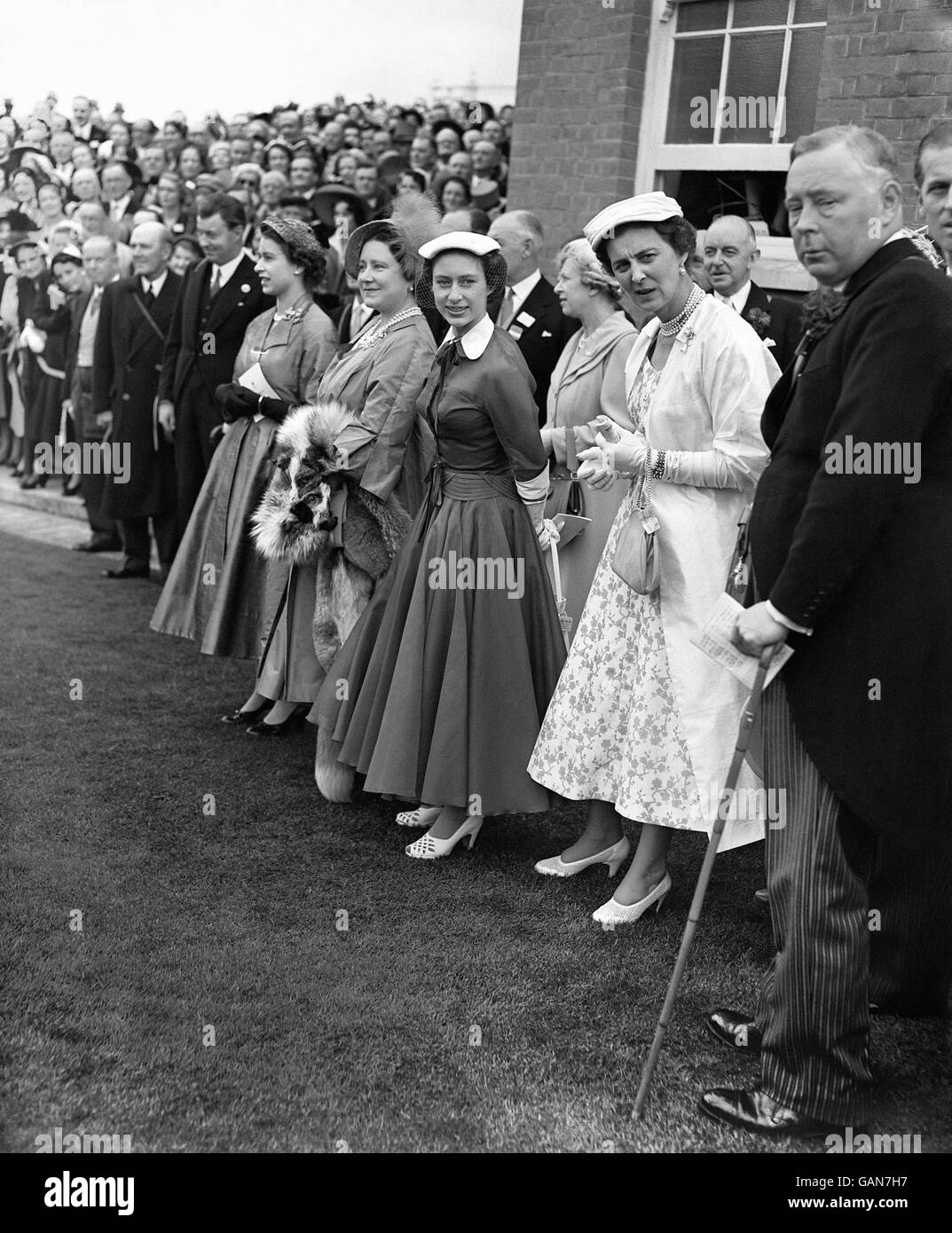 La Reine et d'autres femmes de la famille royale regardent avec joie dans l'enceinte le « Choeur Boy » de sa Majesté, qui est mené après sa victoire à la coupe Royale de chasse, la course principale le deuxième jour de la rencontre de l'Ascot royale. Banque D'Images