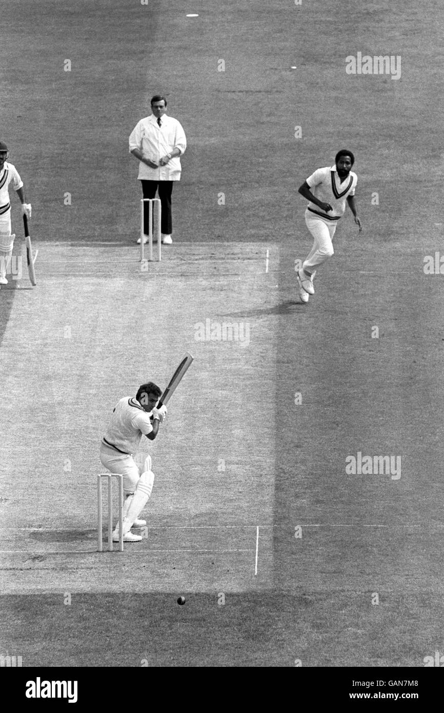 Le juge-arbitre Dickie Bird se tient impassivement comme l'ouvreur indien Sunil Gavaskar regarde son coup à Andy Roberts voler dans les mains du gardien de cricket Jeff Dujon (pas dans la photo) pour deux courses pendant la finale. Banque D'Images