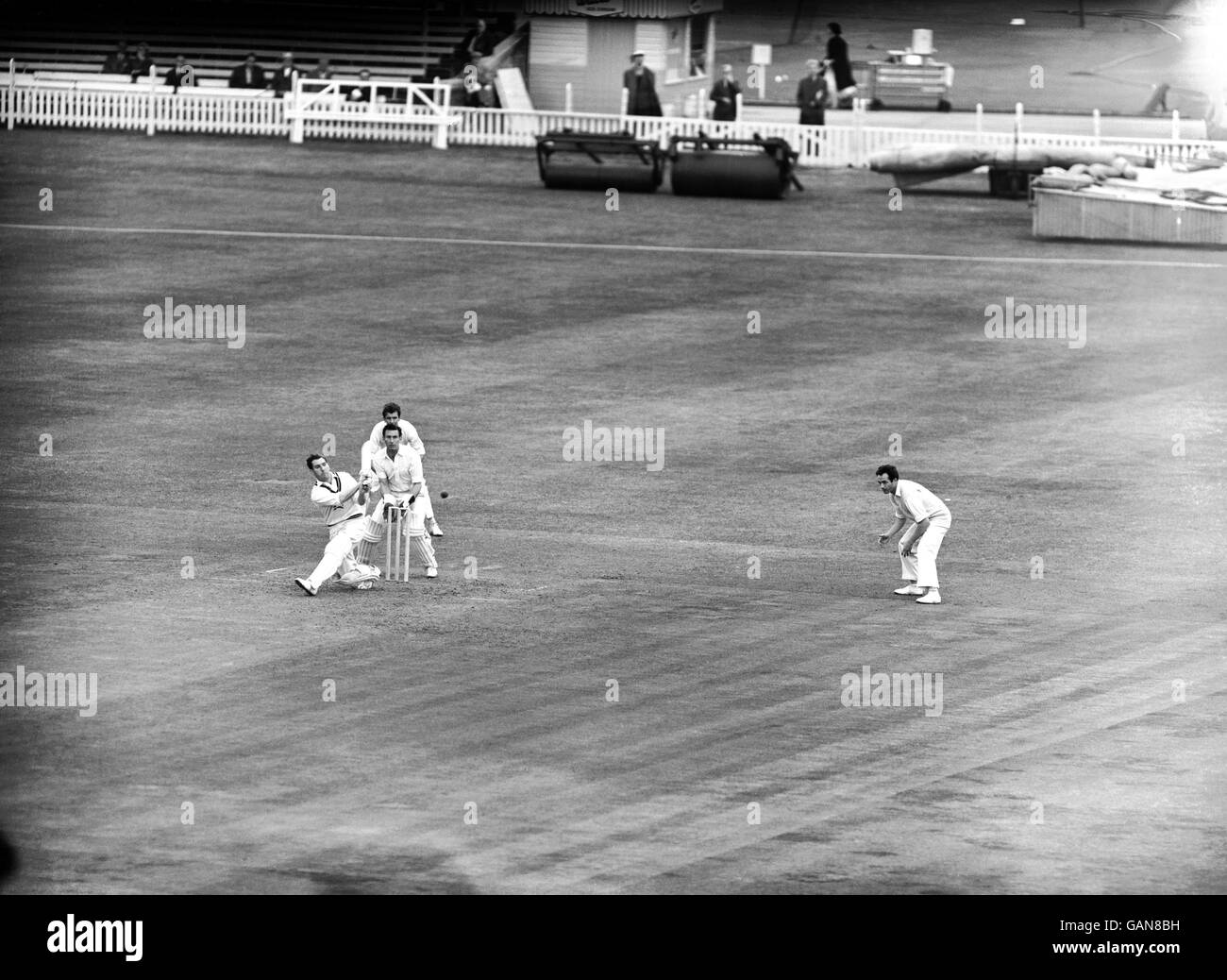 Ian Bedford de Middlesex (l) fixe le ballon à la jambe, sous la surveillance du gardien de Kent Derek Ufton (deuxième l) Banque D'Images