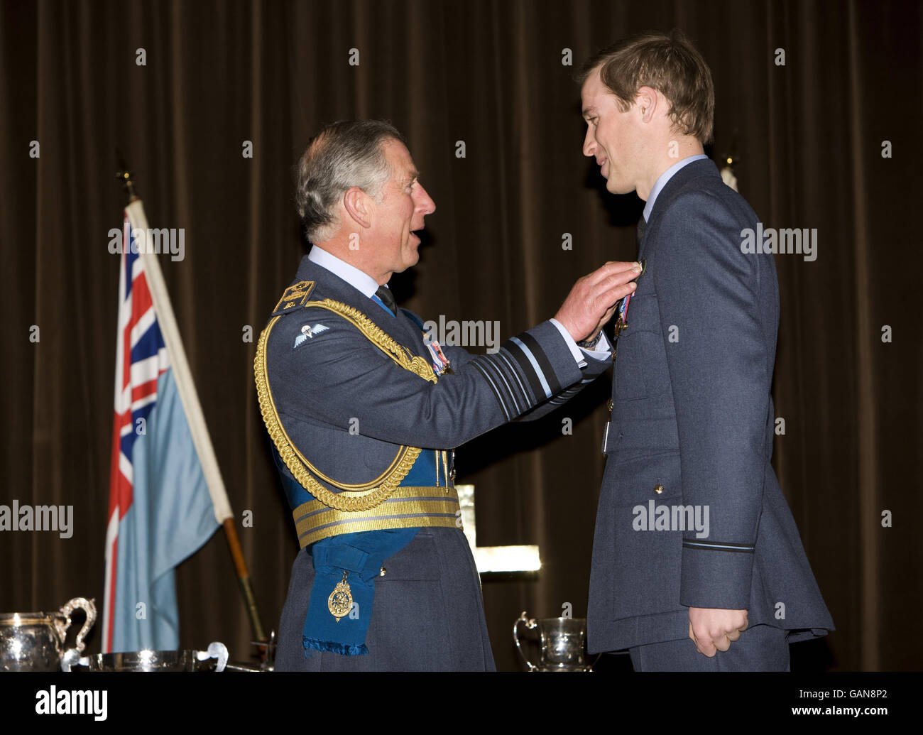 Le prince William reçoit ses ailes RAF de son père le prince de Galles à RAF Cranwell dans le Lincolnshire. Banque D'Images