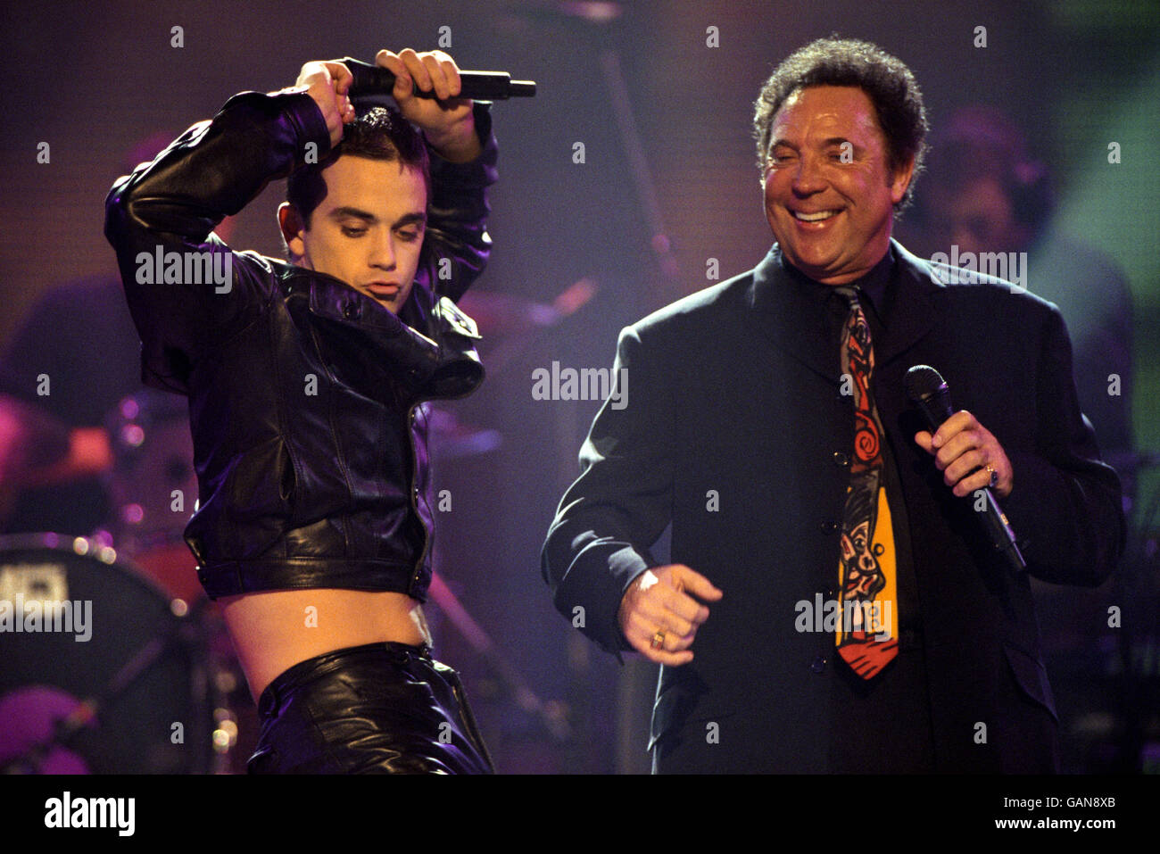 Robbie Williams (à gauche) et Tom Jones se sont produits à la cérémonie des Brit Awards à l'arène des Docklands de Londres. Banque D'Images
