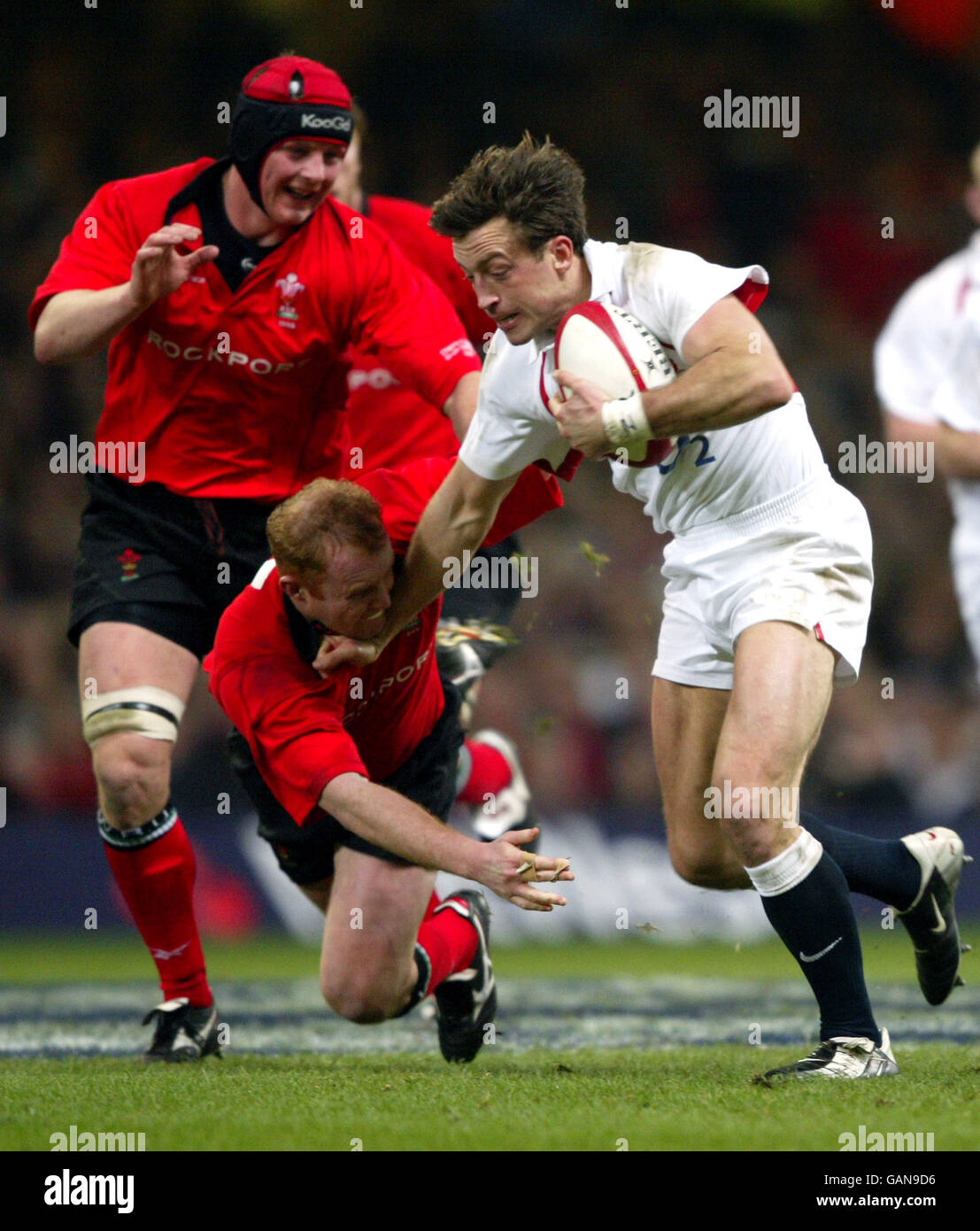 Rugby Union - le championnat RBS six Nations - pays de Galles / Angleterre.En Angleterre, Dan Luger est attaqué par Gareth Thomas et Martyn Williams au pays de Galles Banque D'Images