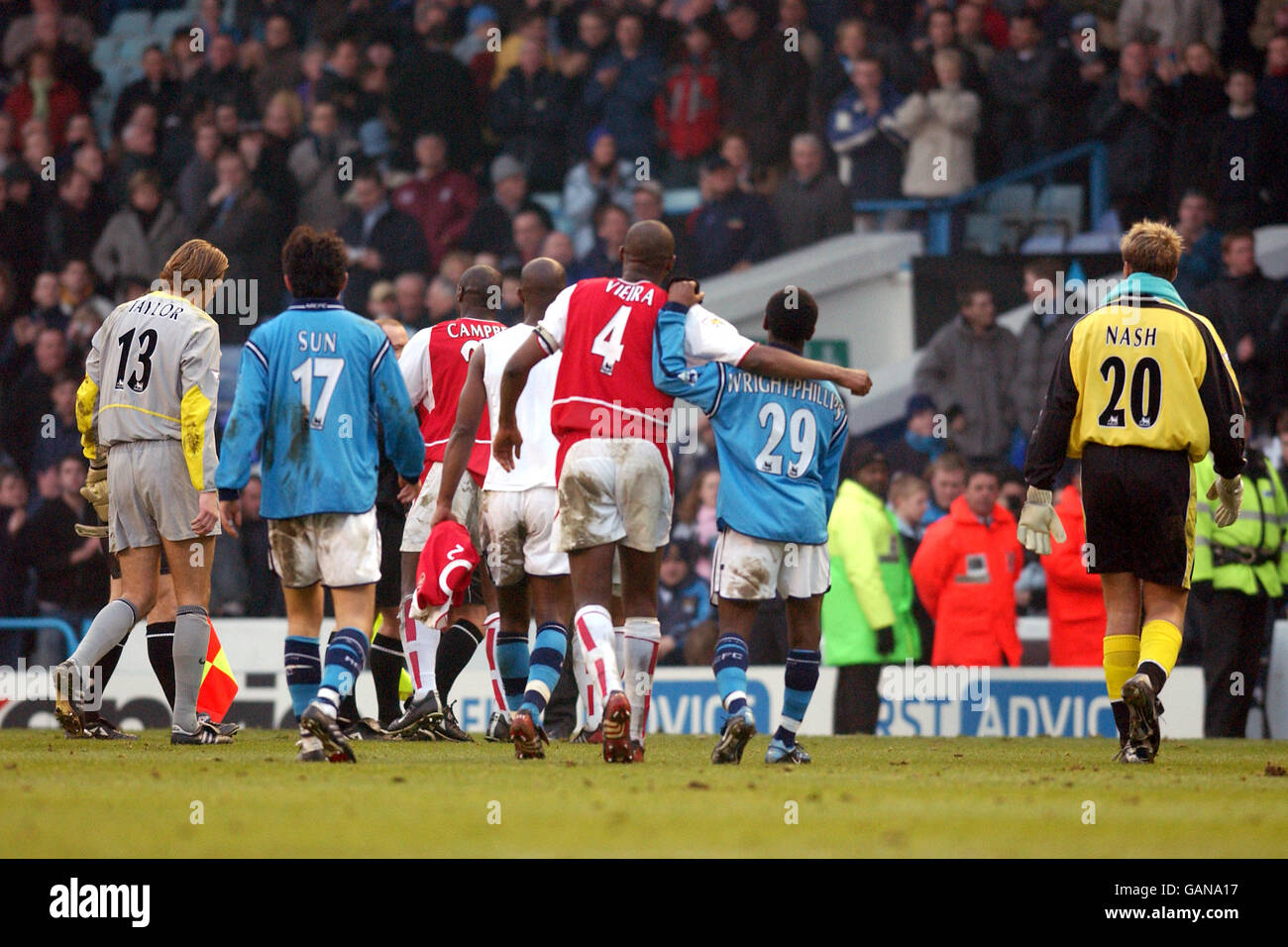 Patrick Vieira d'Arsenal consoles Sean Wright Phillips de Manchester City (29) à la fin du jeu Banque D'Images