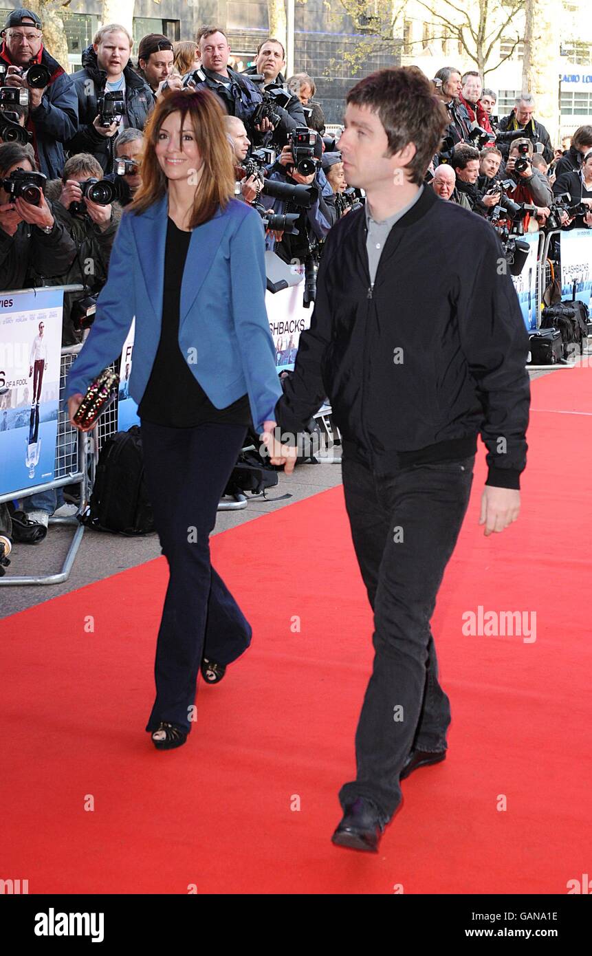 Noel Gallagher et Sara MacDonald arrivent pour la première mondiale de 'Flashbacks of A Fool' au cinéma Empire de Leicester Square, dans le centre de Londres. Banque D'Images