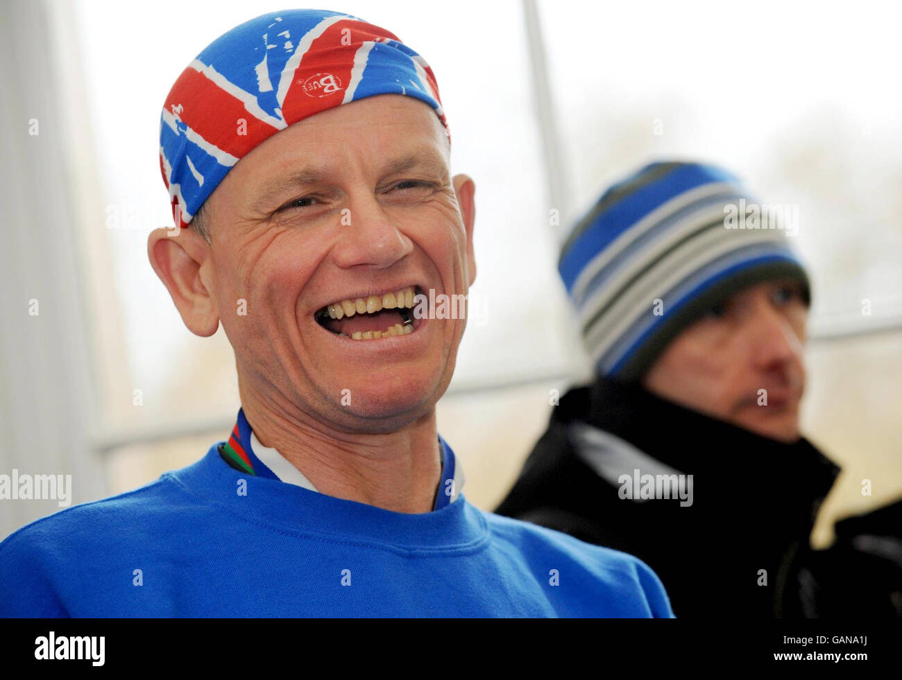 Dave Heeley, coureur aveugle, 50 ans, a terminé son épique sept marathons en sept jours sur sept continents après avoir terminé le Marathon de Londres 2008.Il était accompagné de son guide malcolm Carr (à droite). Banque D'Images