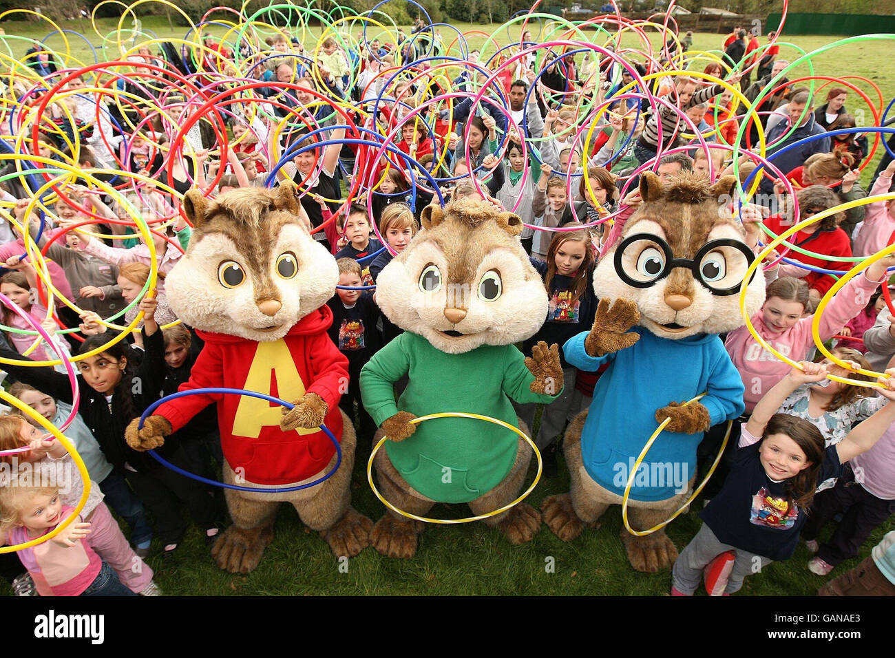 Plus de 300 enfants ont établi un nouveau record mondial Guinness pour la plus  grande routine de danse Hula Hoop au monde et ont marqué la sortie DVD de  la comédie familiale