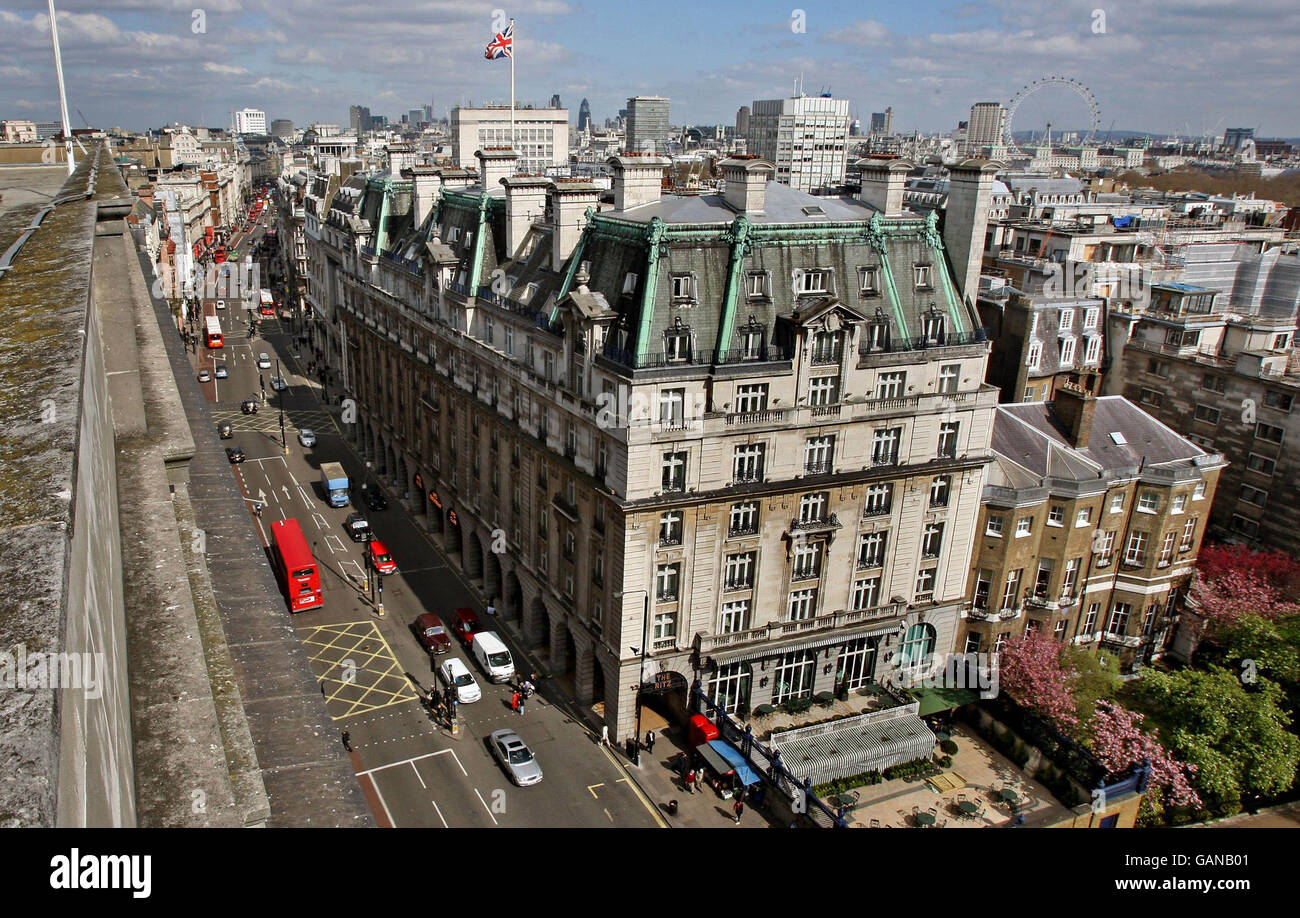 Vue générale sur le Ritz Hotel sur Piccadilly, Londres.Centre de la haute société londonienne depuis son ouverture en mai 1906, c'est l'institution la plus remarquable et la plus durable qui soit : le « Tea at the Ritz ». Banque D'Images