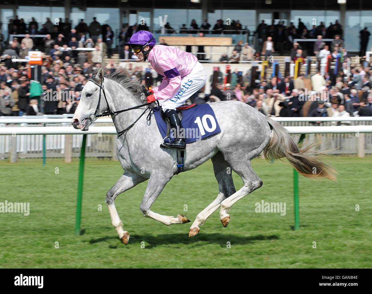 Courses hippiques - Craven Meeting - Newmarket.Yaldas Girl monté par Jamie Spencer avant les piquets de Maiden Fillies de Wyck Hall Stud Banque D'Images