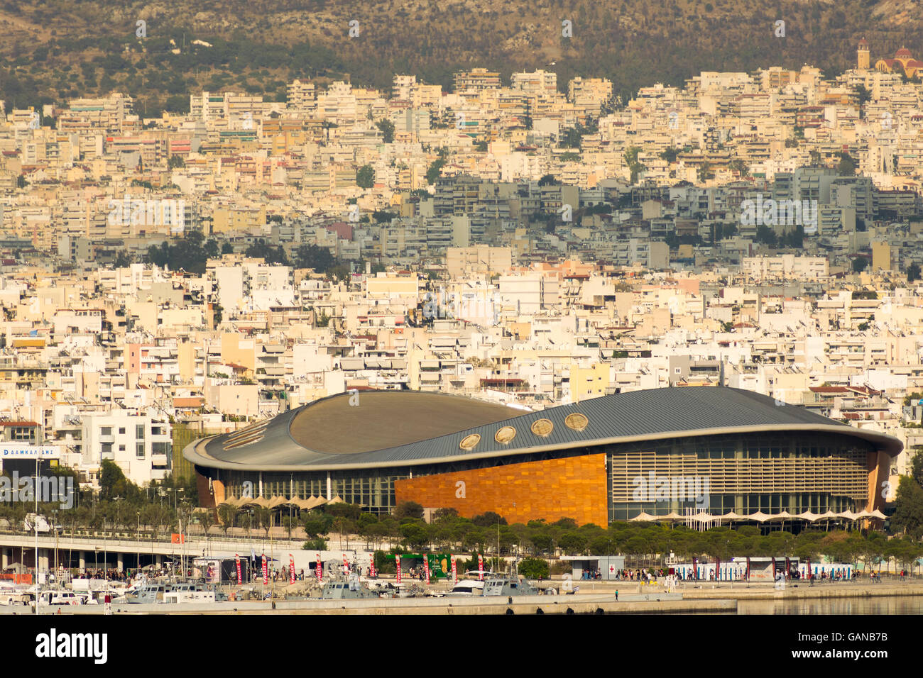 Athènes, Grèce 7 Jume 2016. Le tae kwon do stadium en Grèce le Pirée. Vue paysage de la ville avec le stade comme avant-plan. Banque D'Images