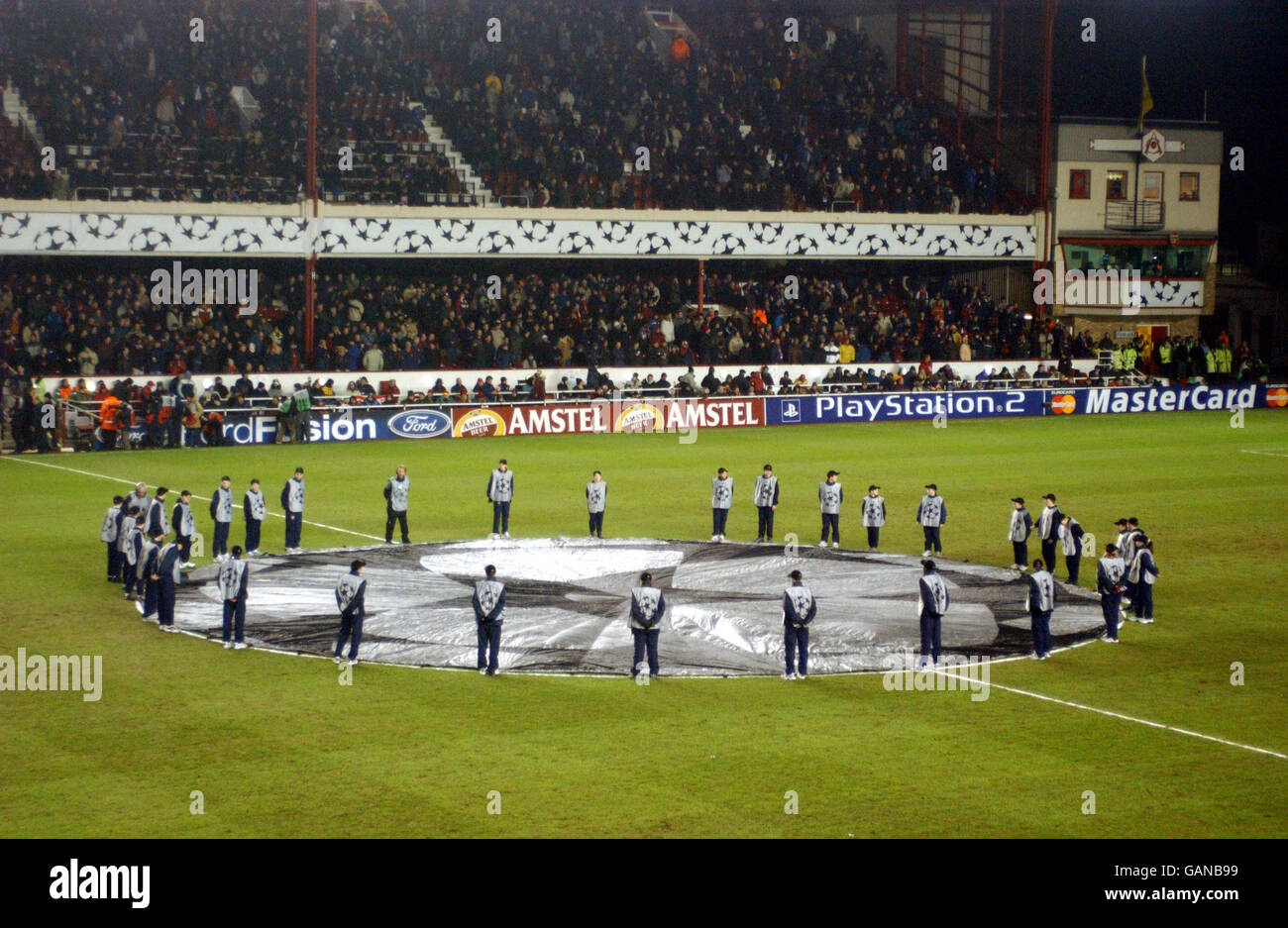 Ballboys entoure le logo géant de la Ligue des champions de l'UEFA le cercle central Banque D'Images
