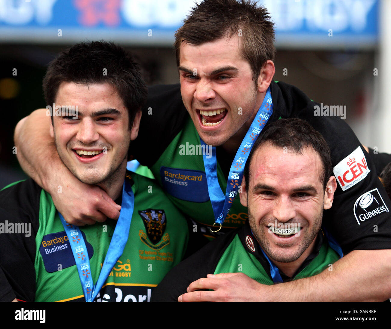 Rugby Union - EDF Energy National Trophy - final - Exeter Chiefs / Northampton Saints - Twickenham.Les joueurs de Northampton Saints célèbrent la victoire du trophée EDF Energy National Trophy Banque D'Images