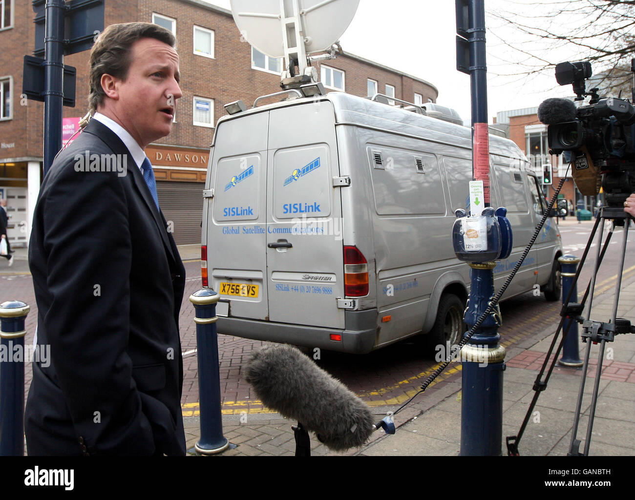 SIS van arrive pour transmettre des images du chef conservateur David Cameron qui parle aux navetteurs de Solihull, dans les Midlands de l'Ouest. Banque D'Images